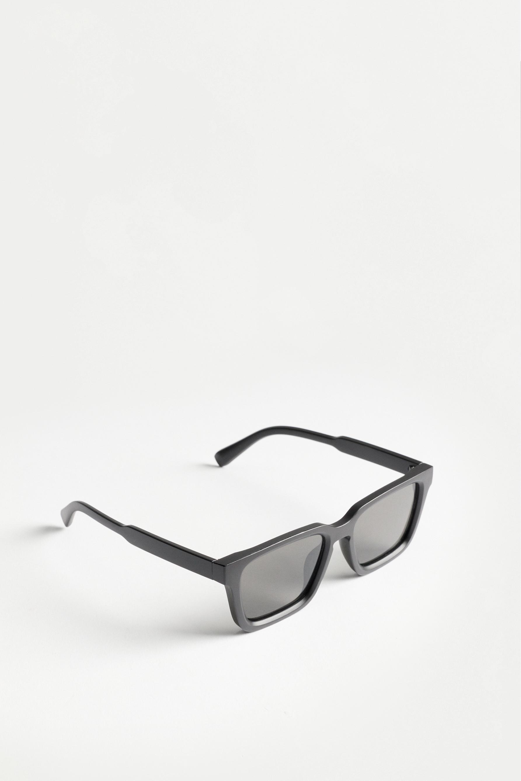 Square sunglasses — BLACK