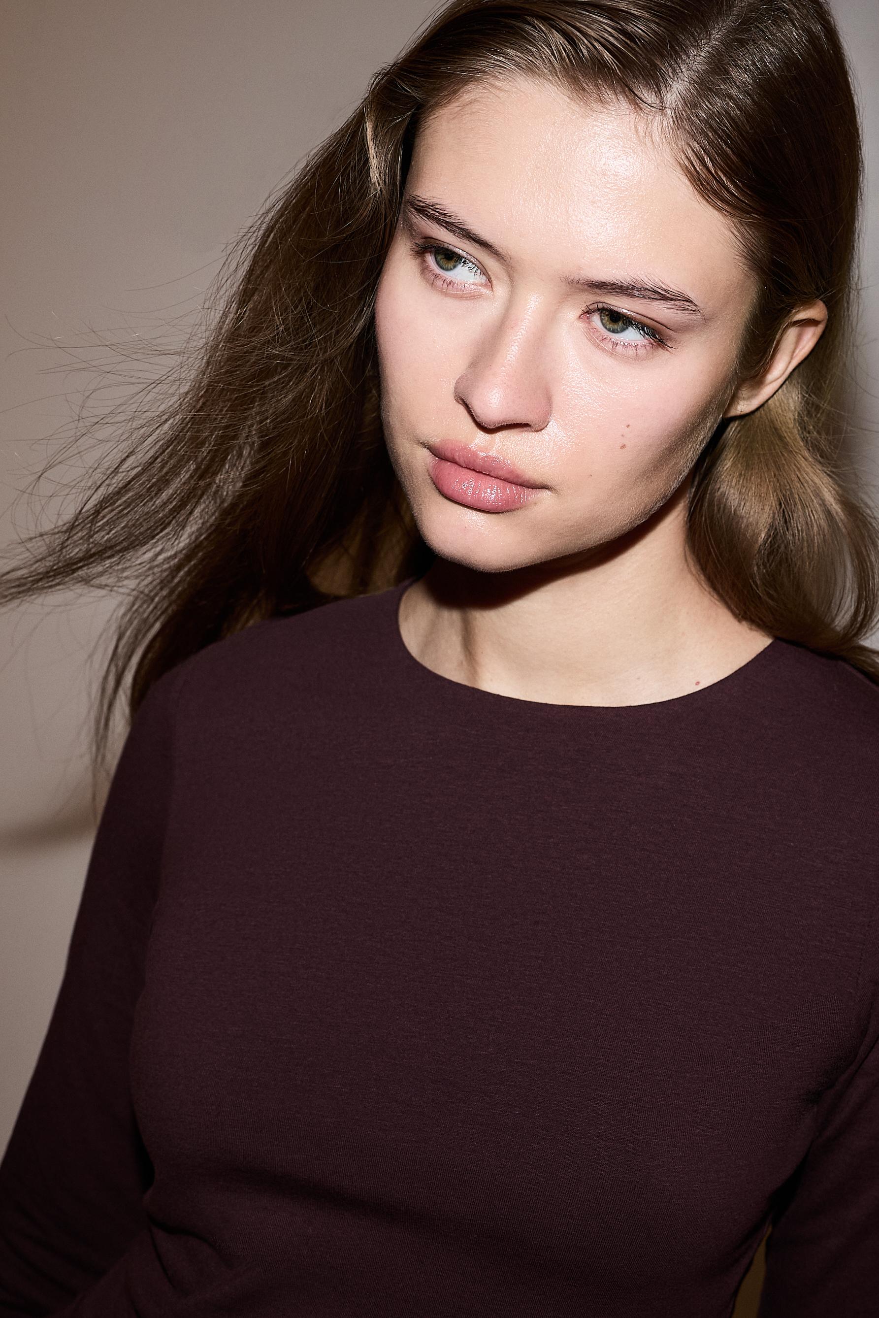 Round neck long sleeve T-shirt — MAROON