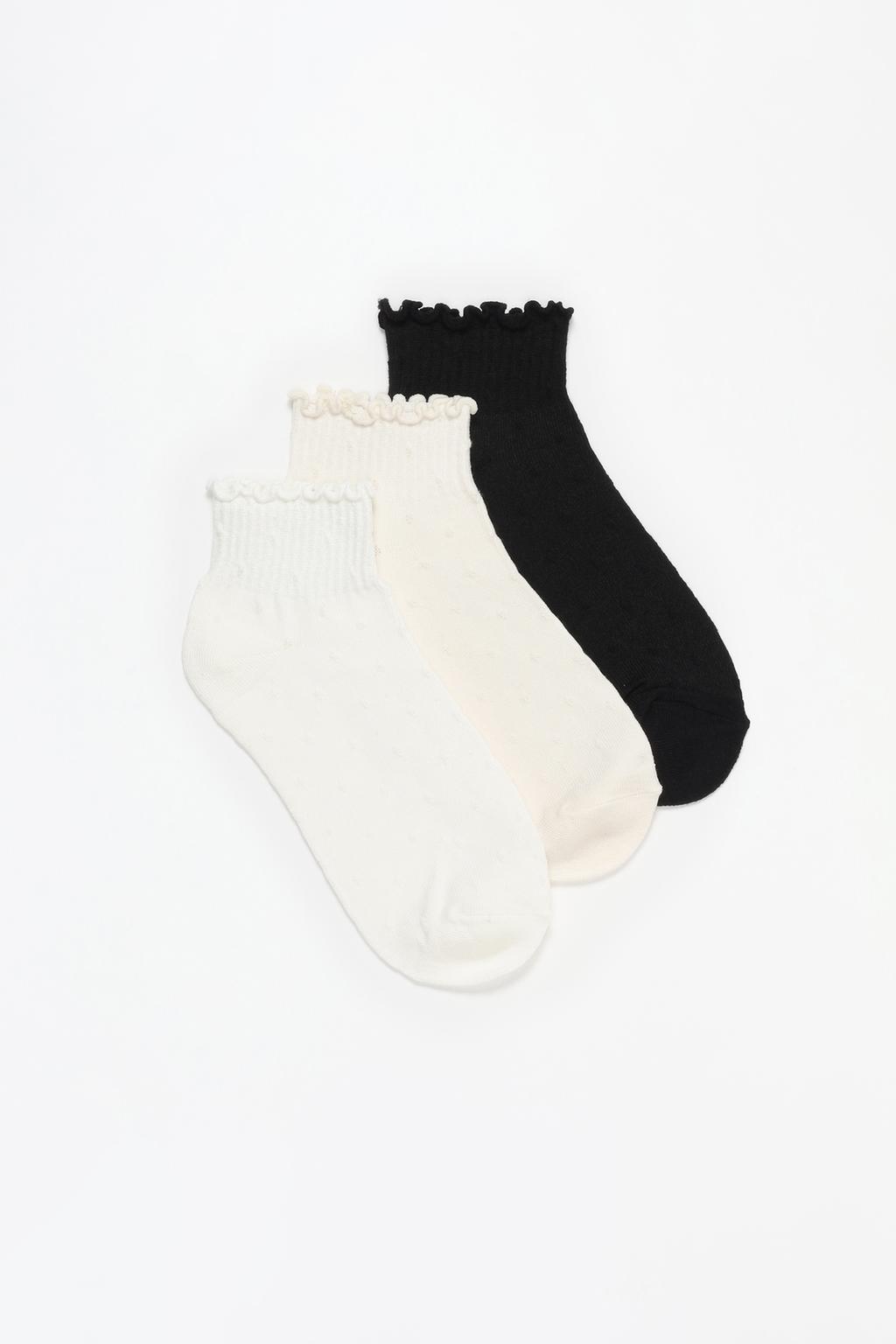 3-pack of scalloped ankle socks