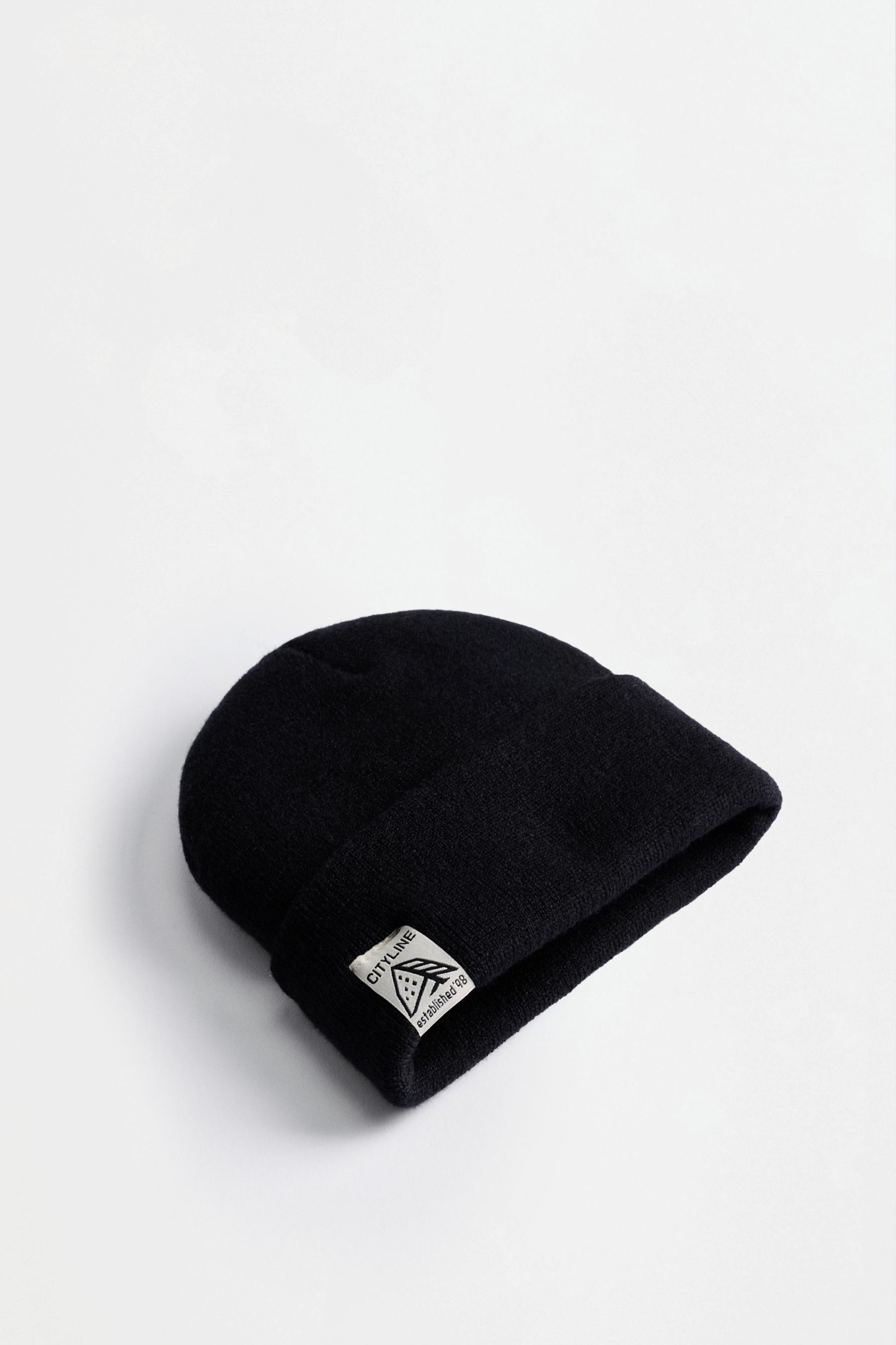 Knit beanie with label — BLACK