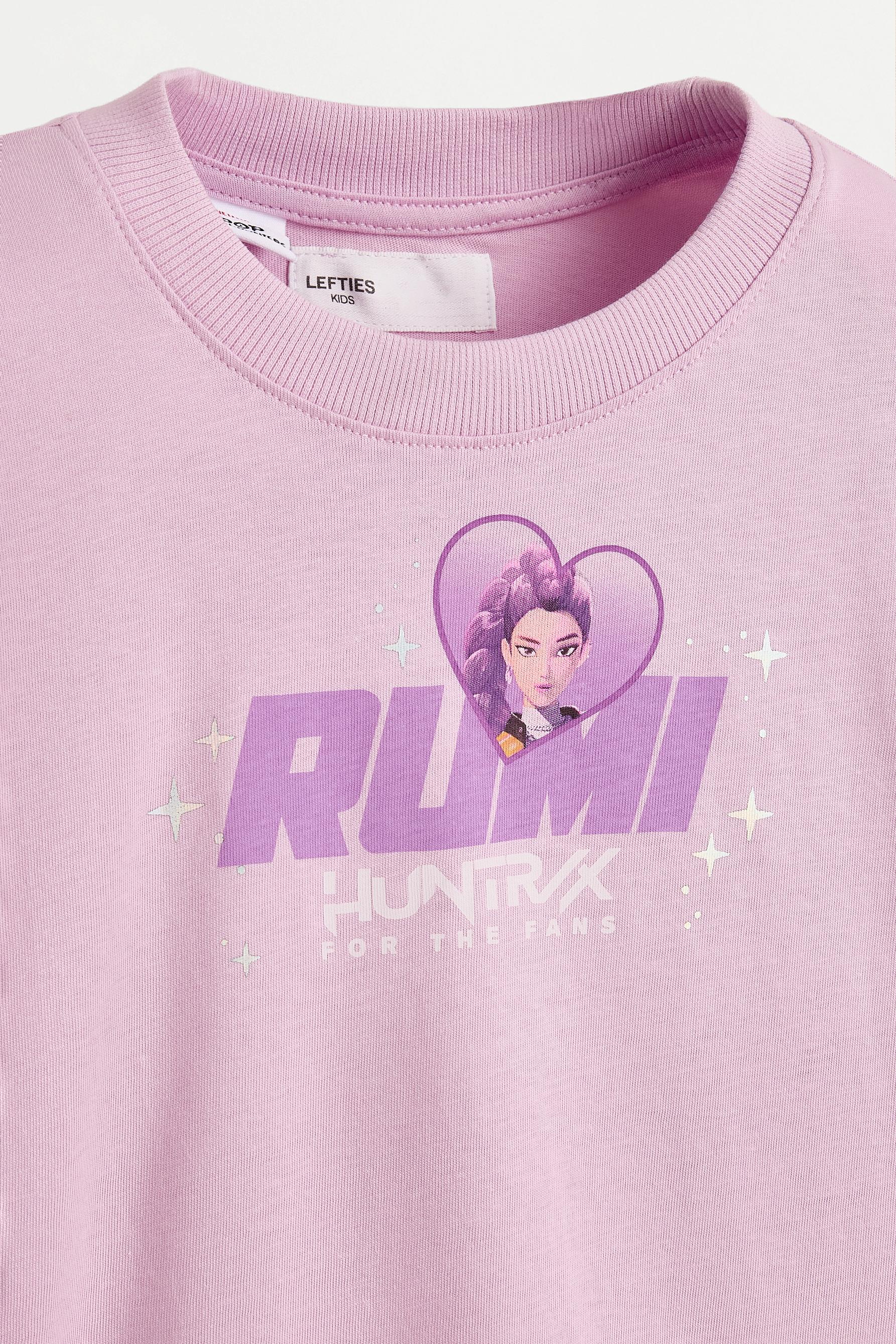 Rumi Huntrix K-Pop Demon Hunters™/© Netflix T-shirt — PALE LILAC