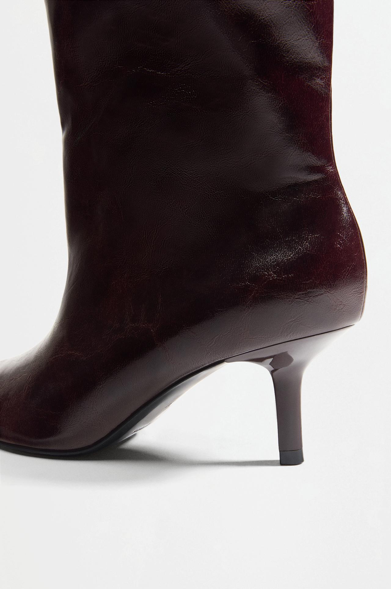 Knee-high boots with a heel — BURGUNDY