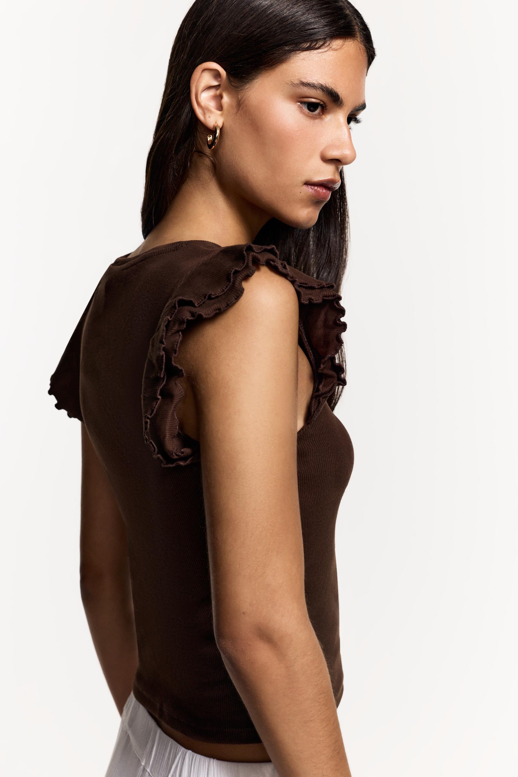 Ribbed Ruffled T-shirt — BROWN