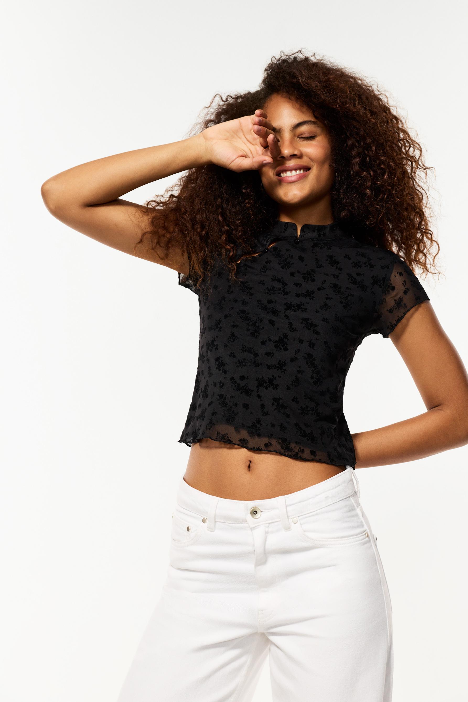 Camiseta cuello mao flores