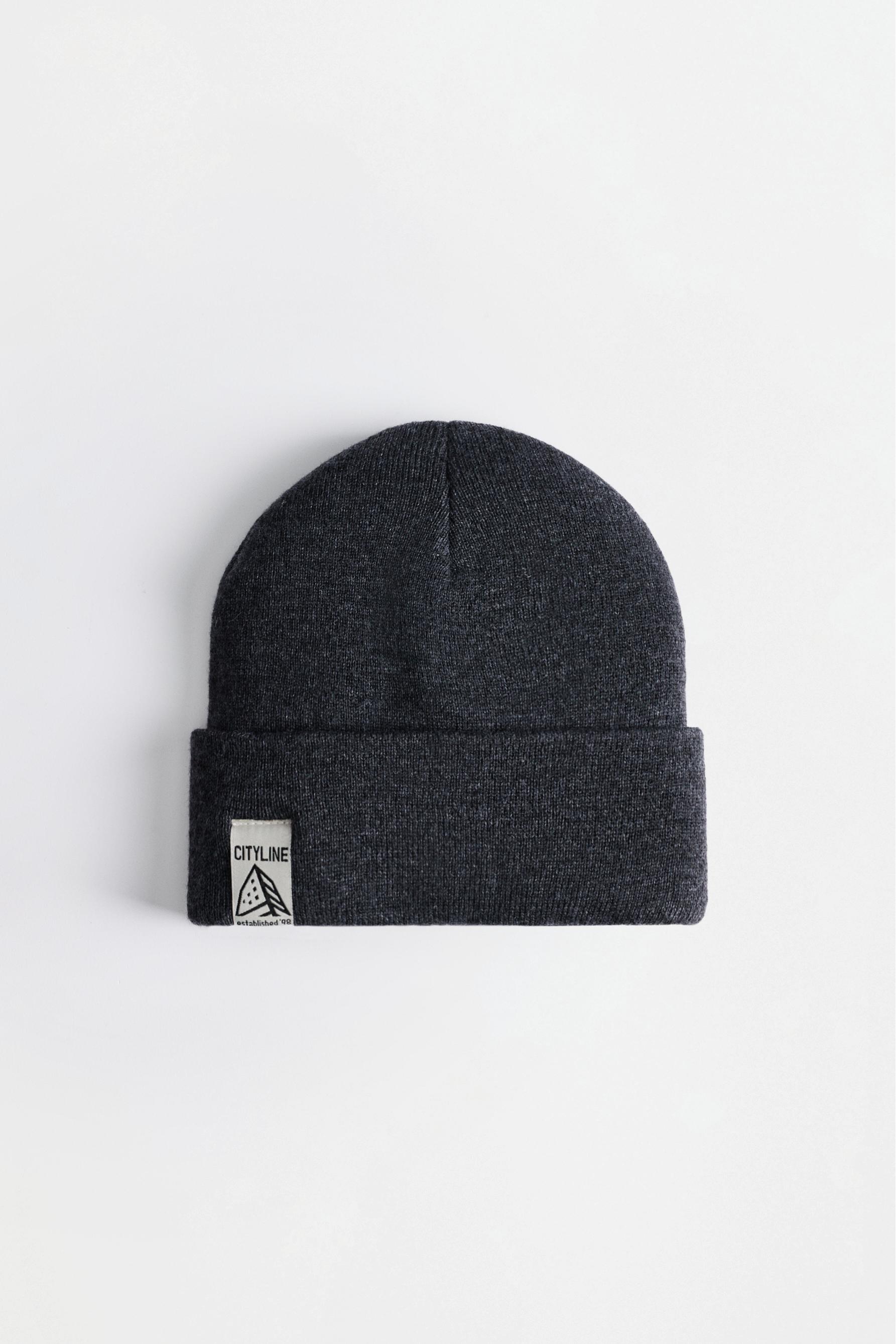 Knit beanie with label — DARK GREY