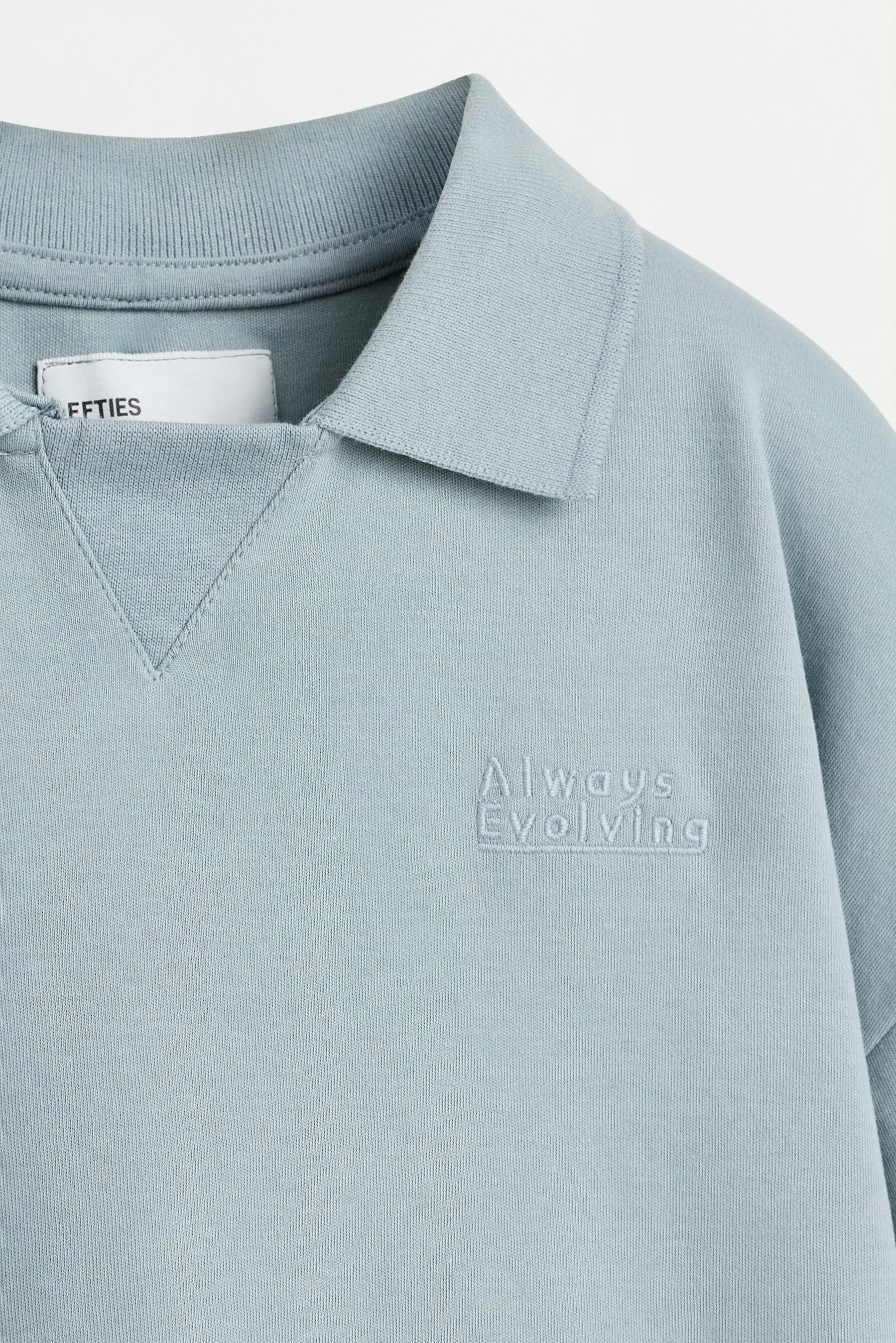Interlock polo shirt with text — STEEL BLUE
