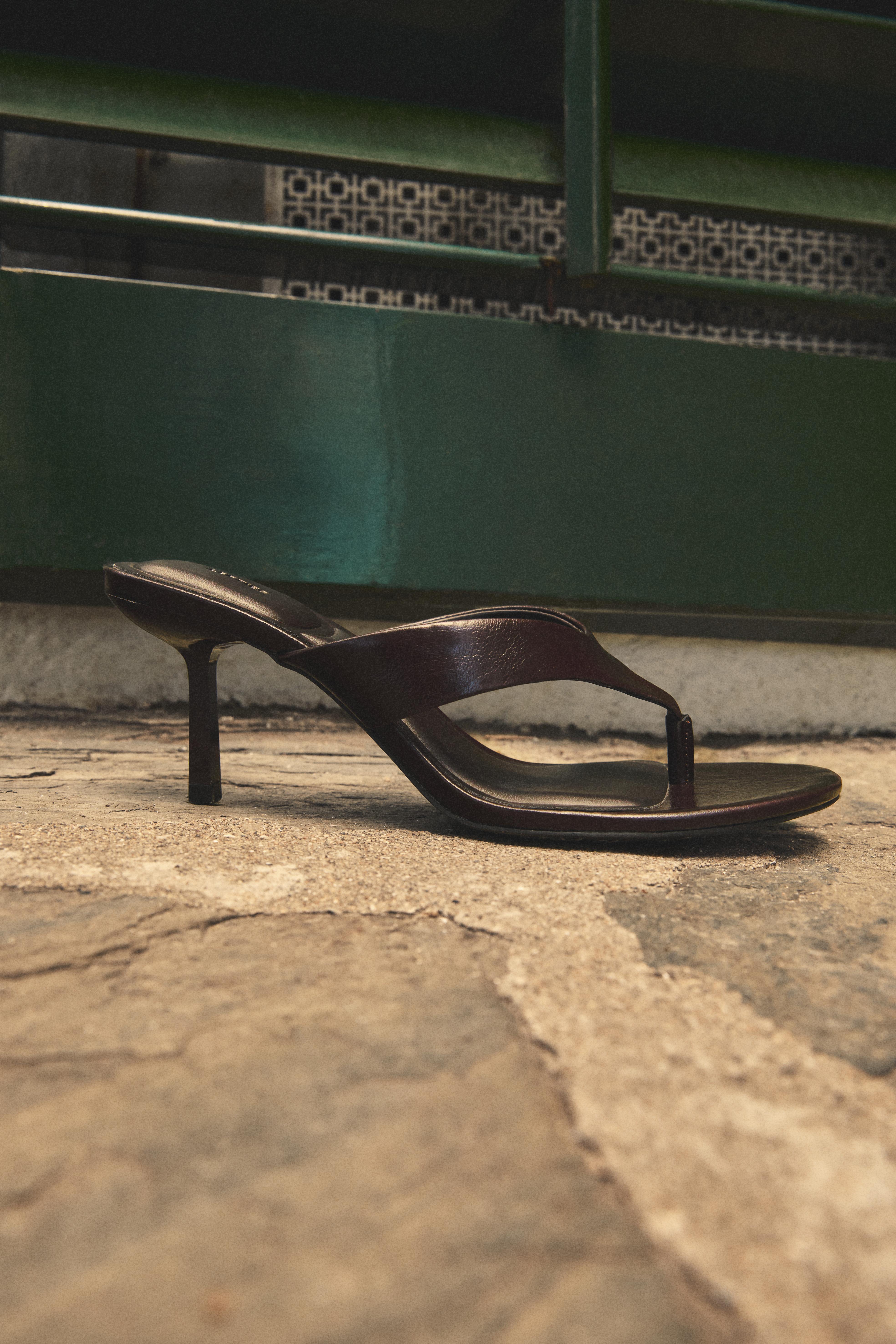 Thong heeled sandals — BROWN