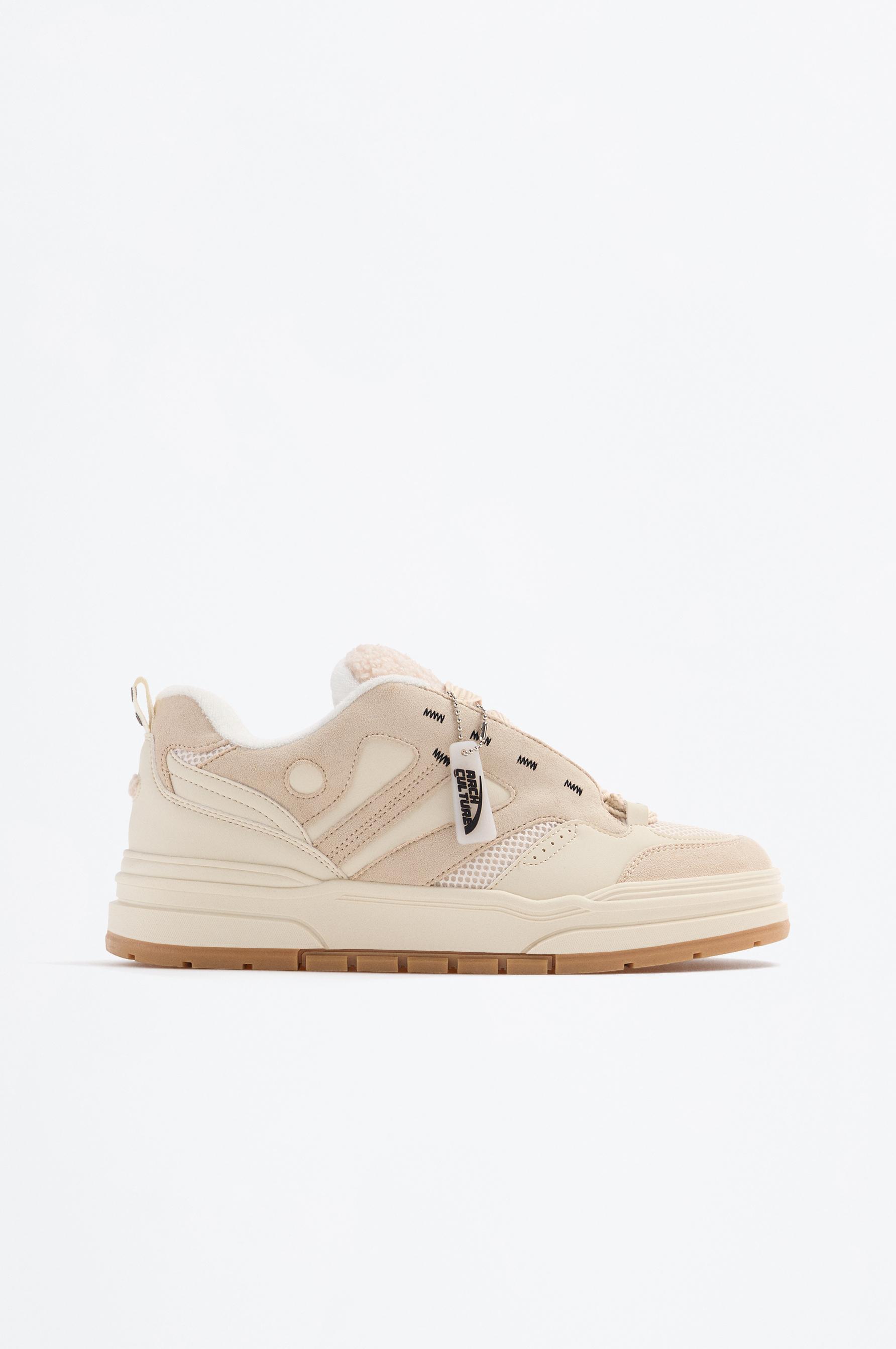 Zapatilla skate volumen borrego y llavero