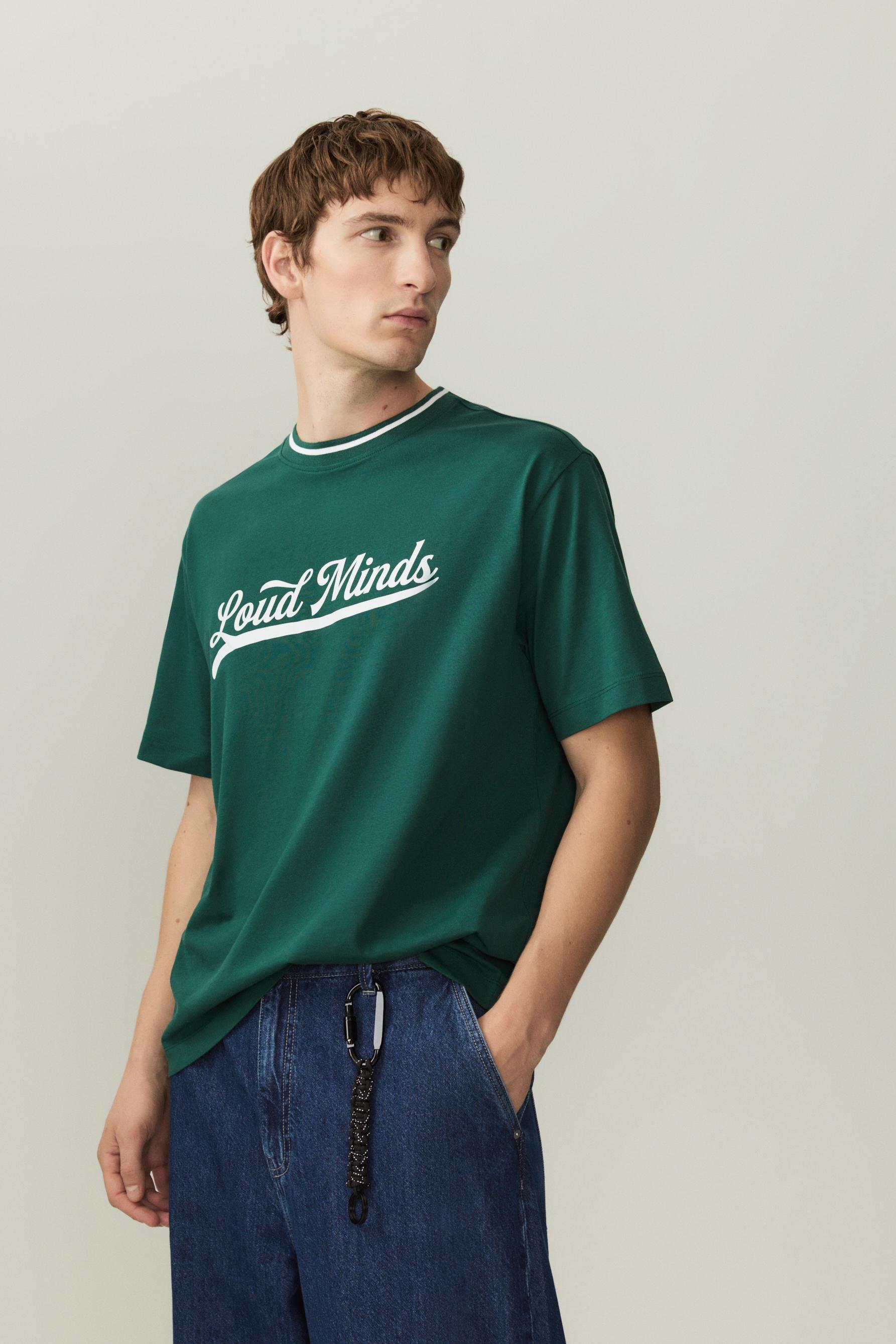 Camiseta estampado cuello contraste