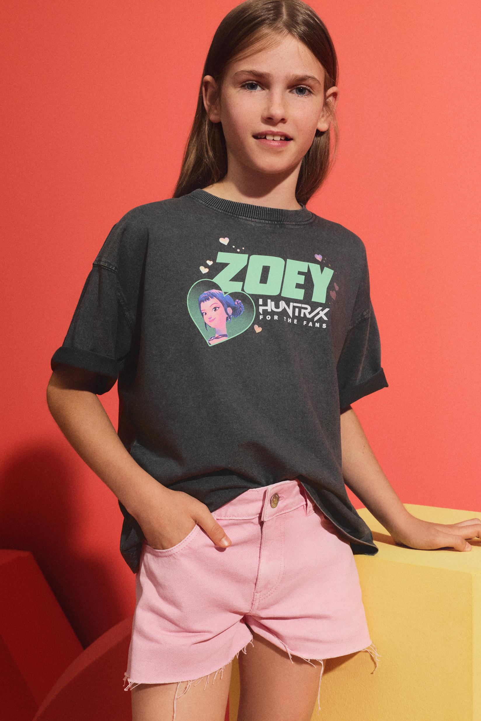 Zoey Huntrix K-Pop Demon Hunters™/© Netflix T-shirt — ANTHRACITE GREY