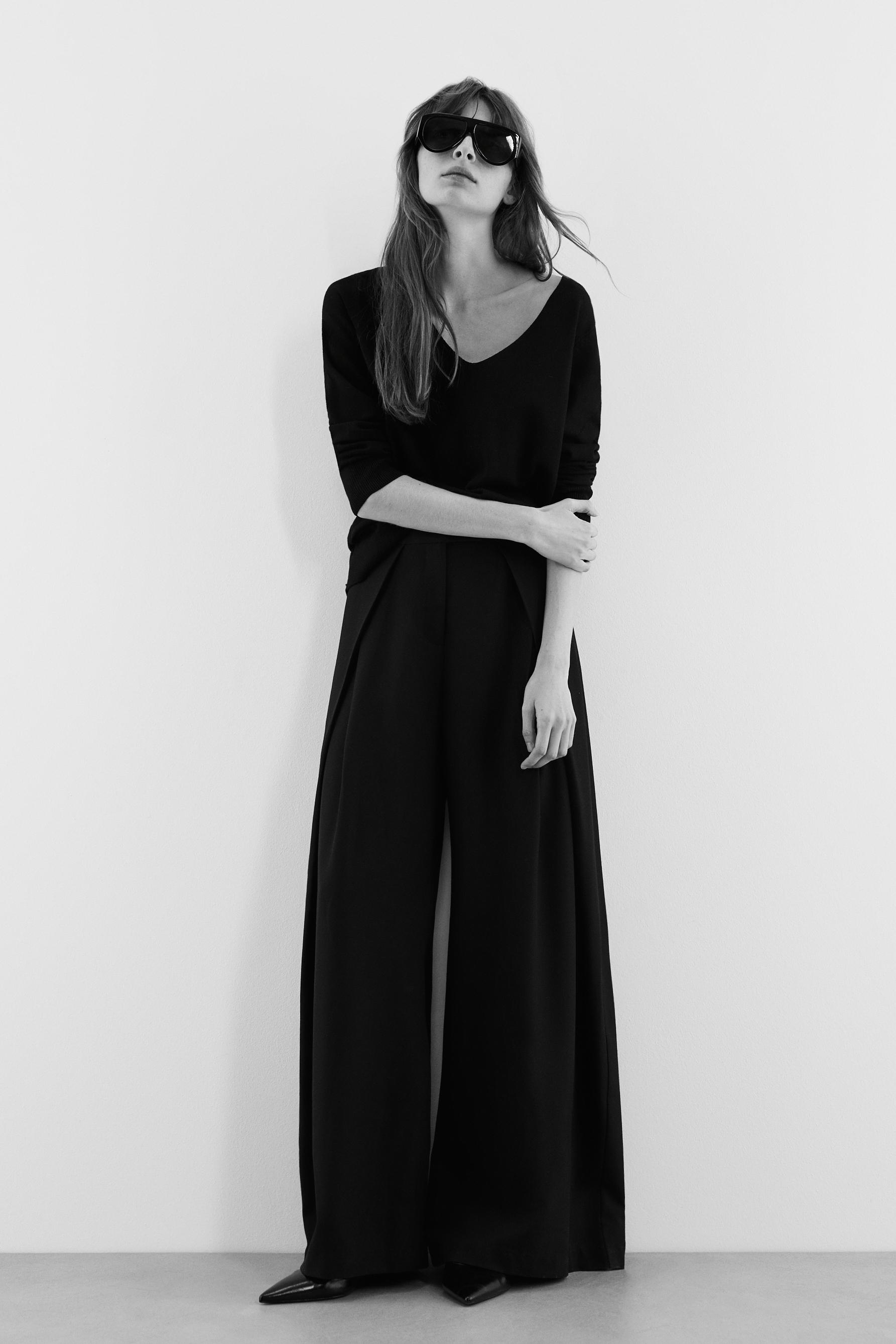 Basic V-neck sweater — BLACK