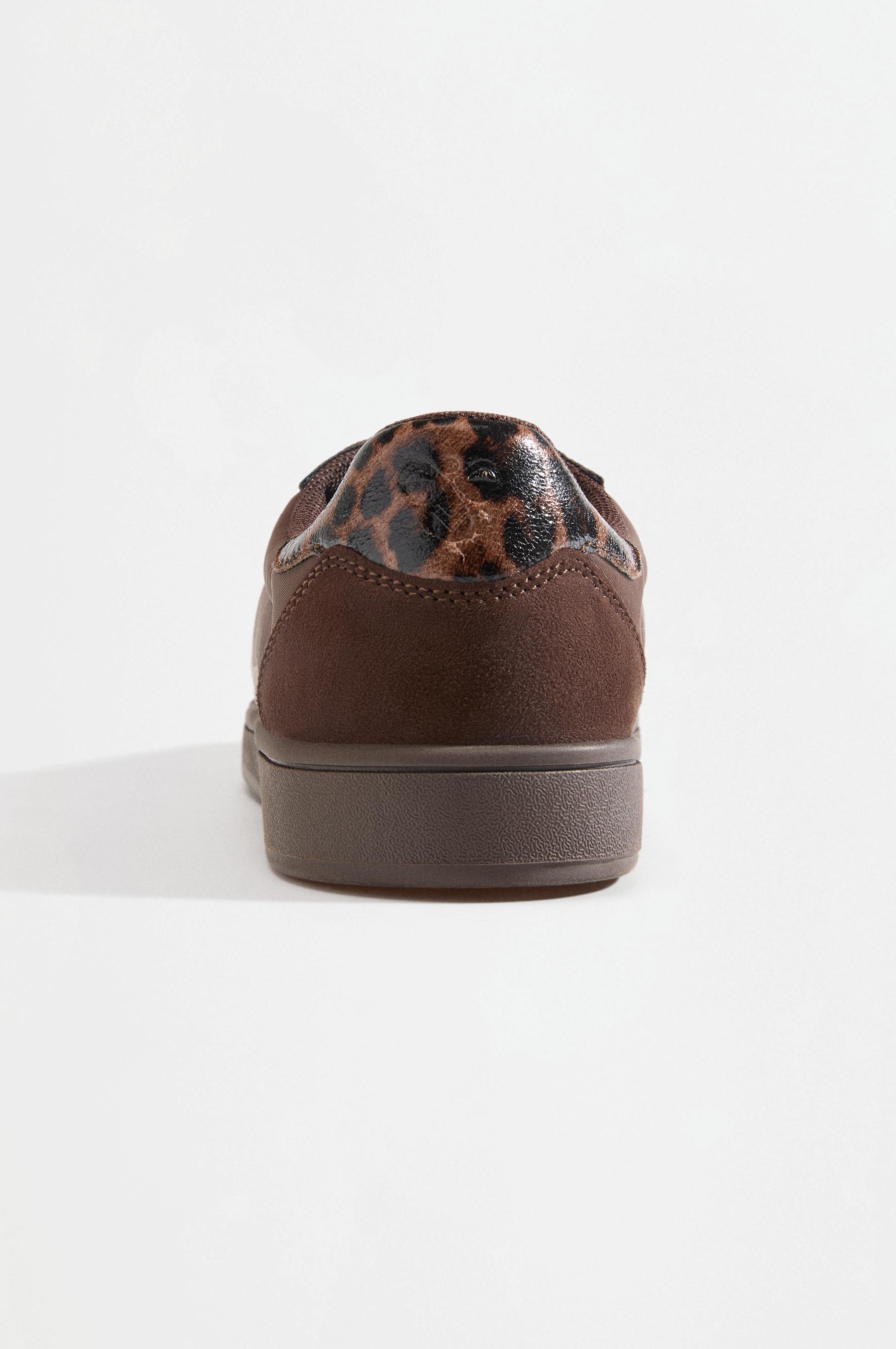Hummel Sneakers — BROWN