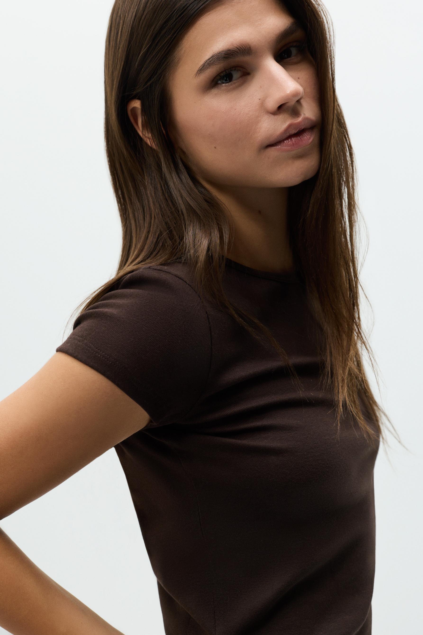 Basic T-shirt — DARK BROWN