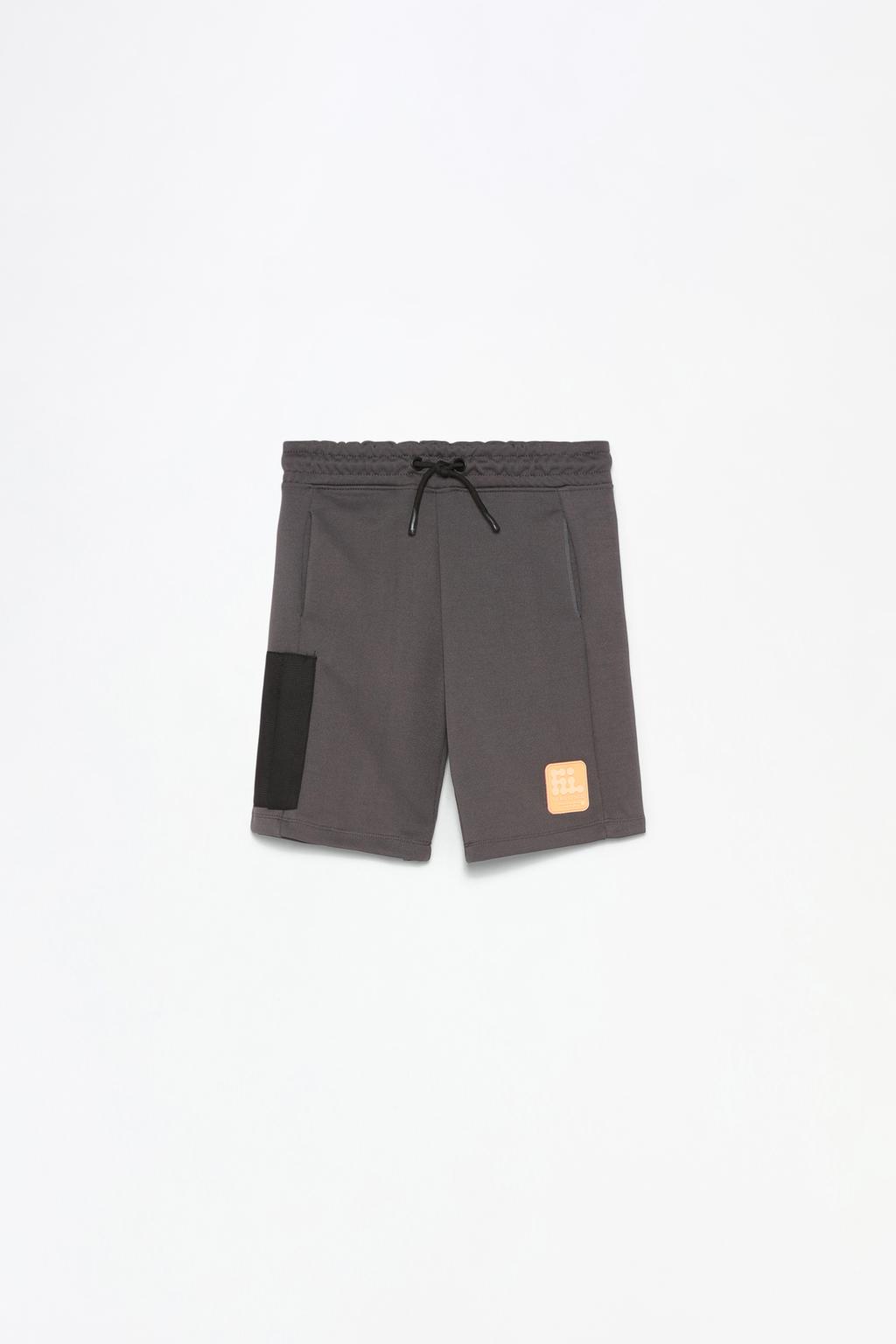 Sporty cargo Bermuda shorts