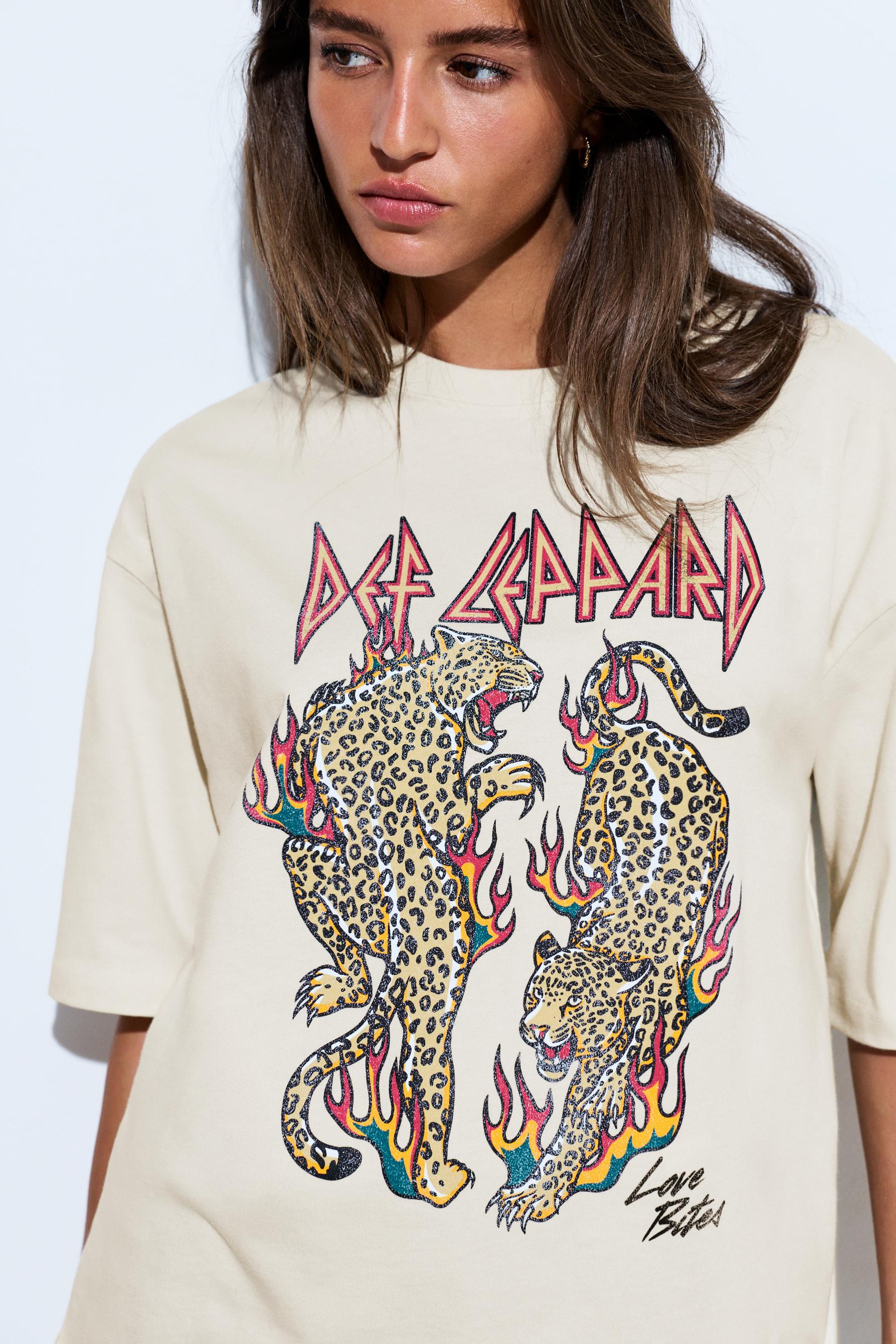 Def Leppard ©Universal T-shirt — OFF WHITE