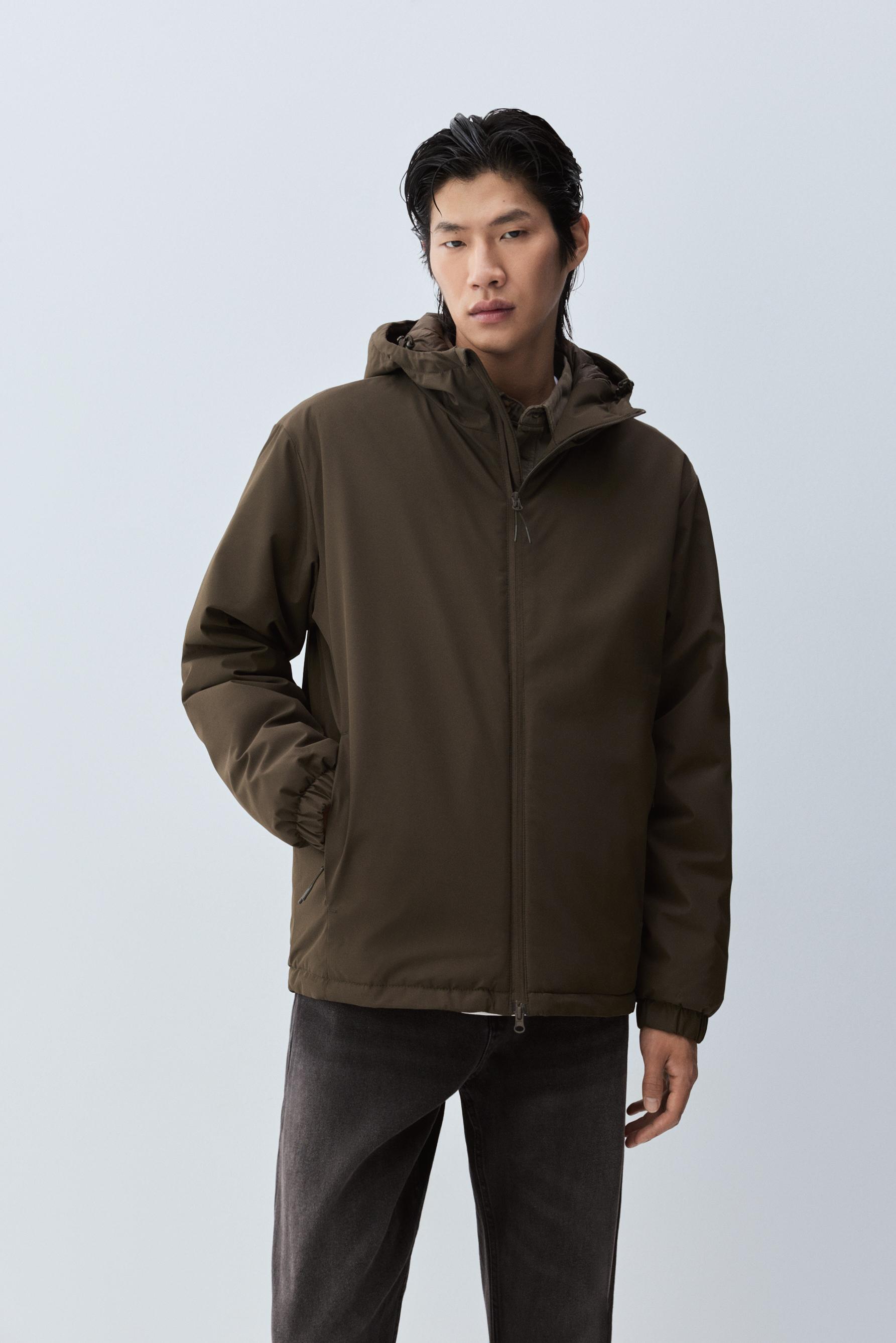 Cazadora técnica capucha