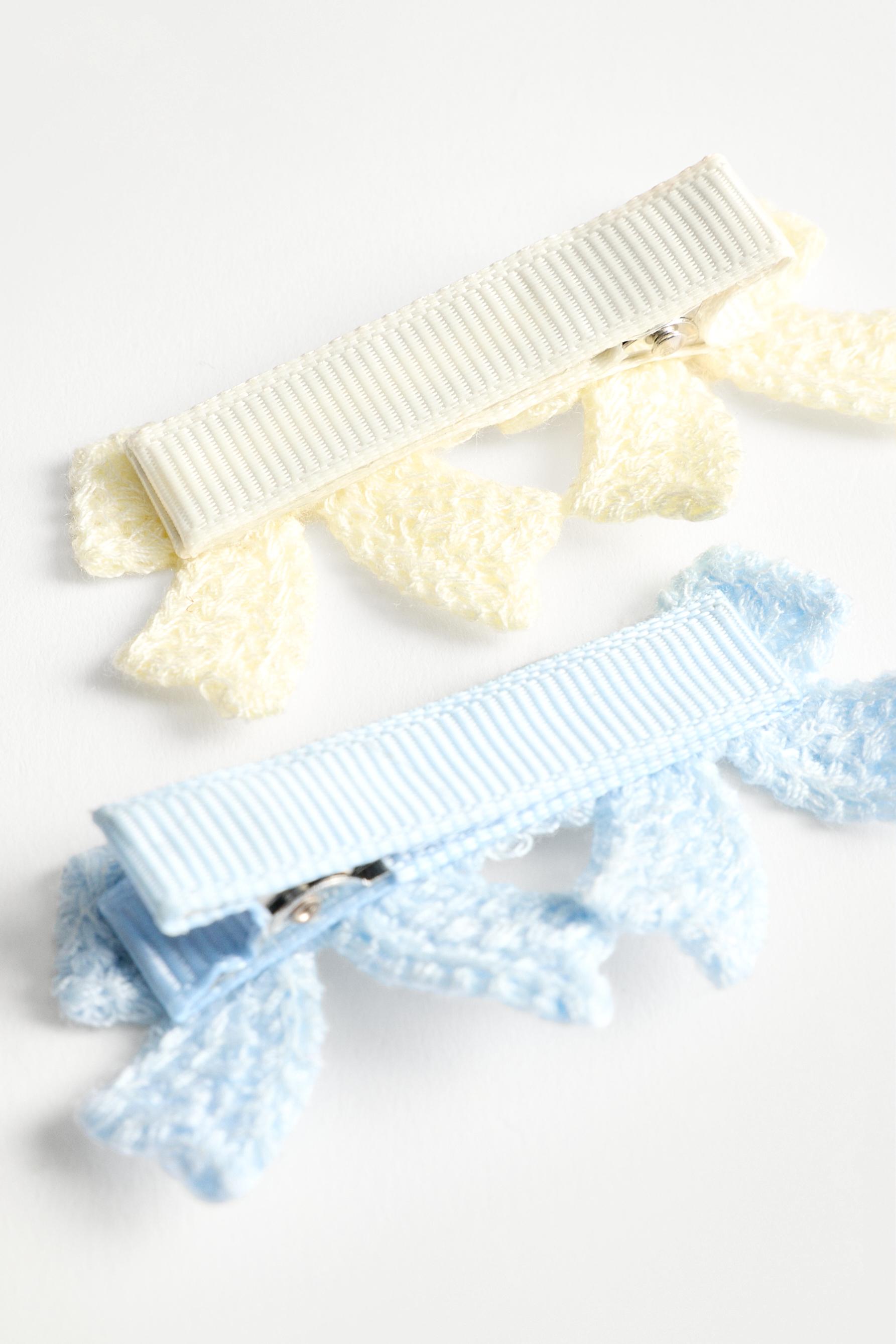 Crochet bow clips (2-pack) — WHITE/SKY BLUE