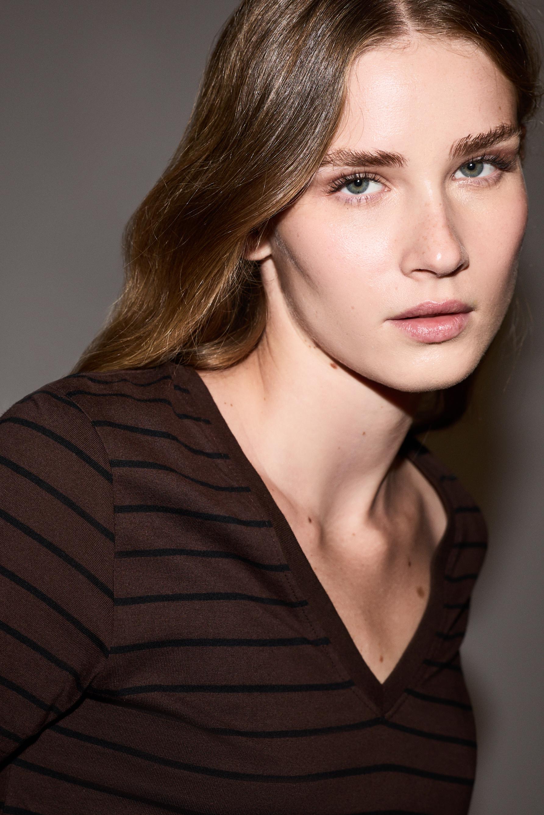 Basic V-neck T-shirt — BLACK-BROWN