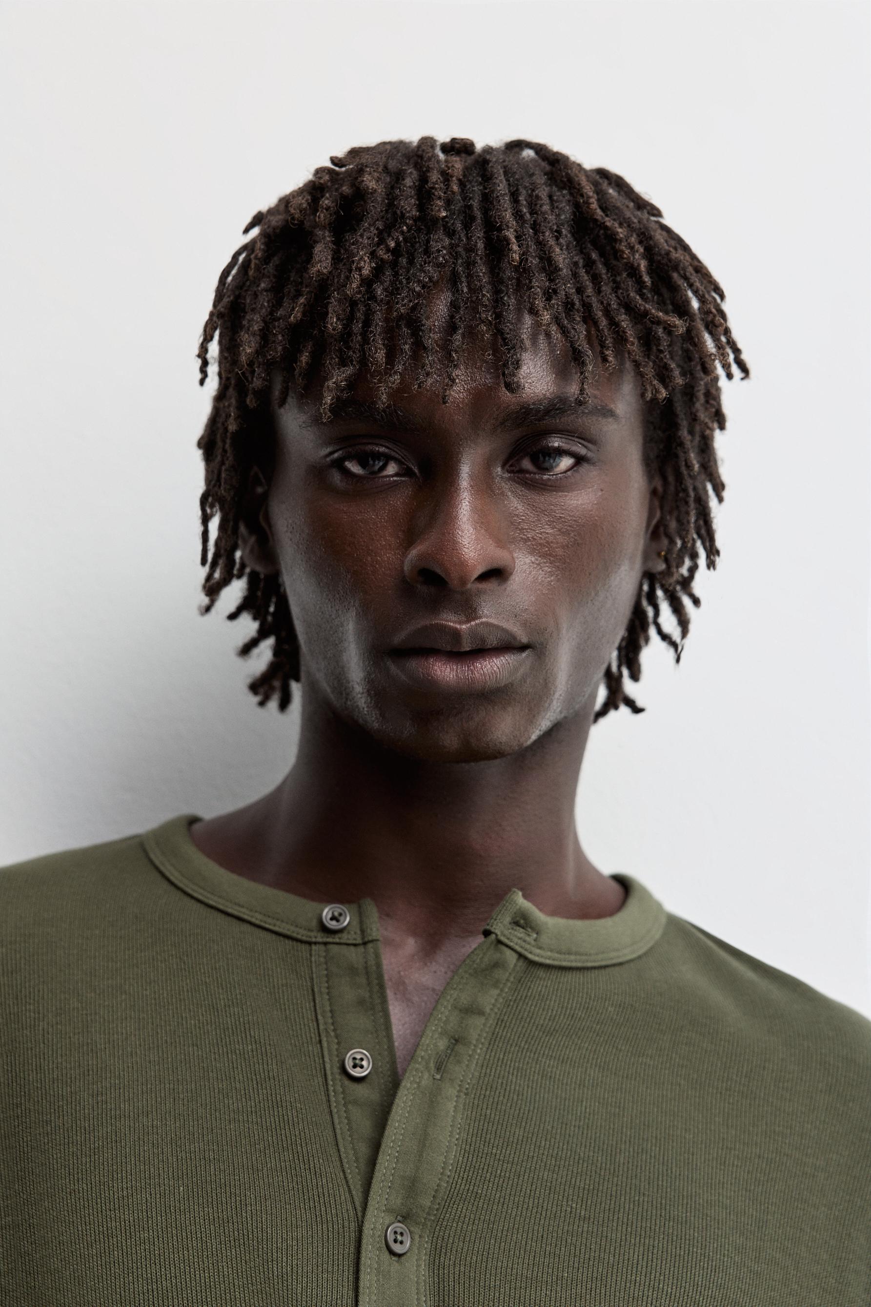 Textured henley T-shirt — MEDIUM GREEN