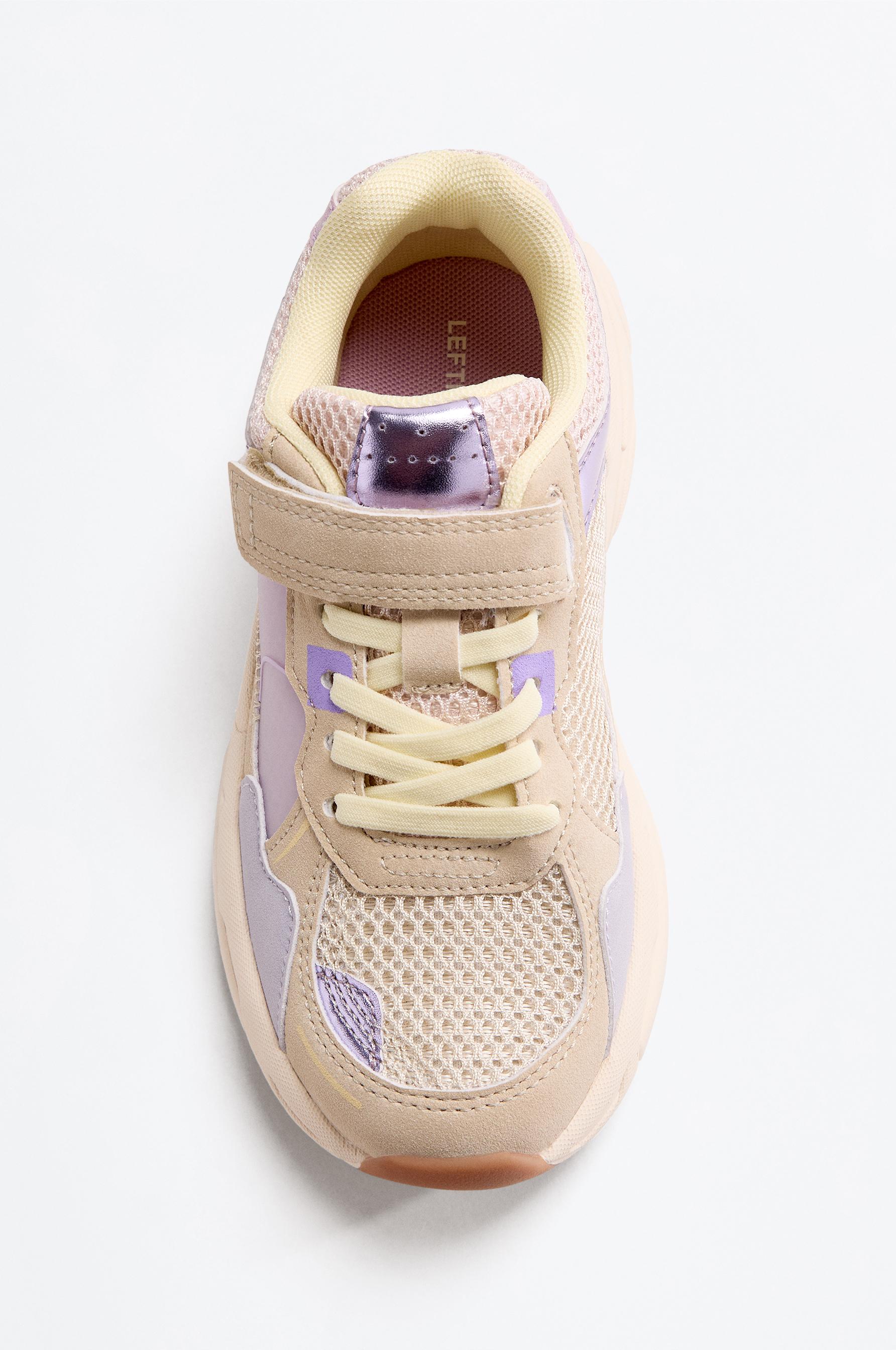 Metallic sports shoe — OTHERS