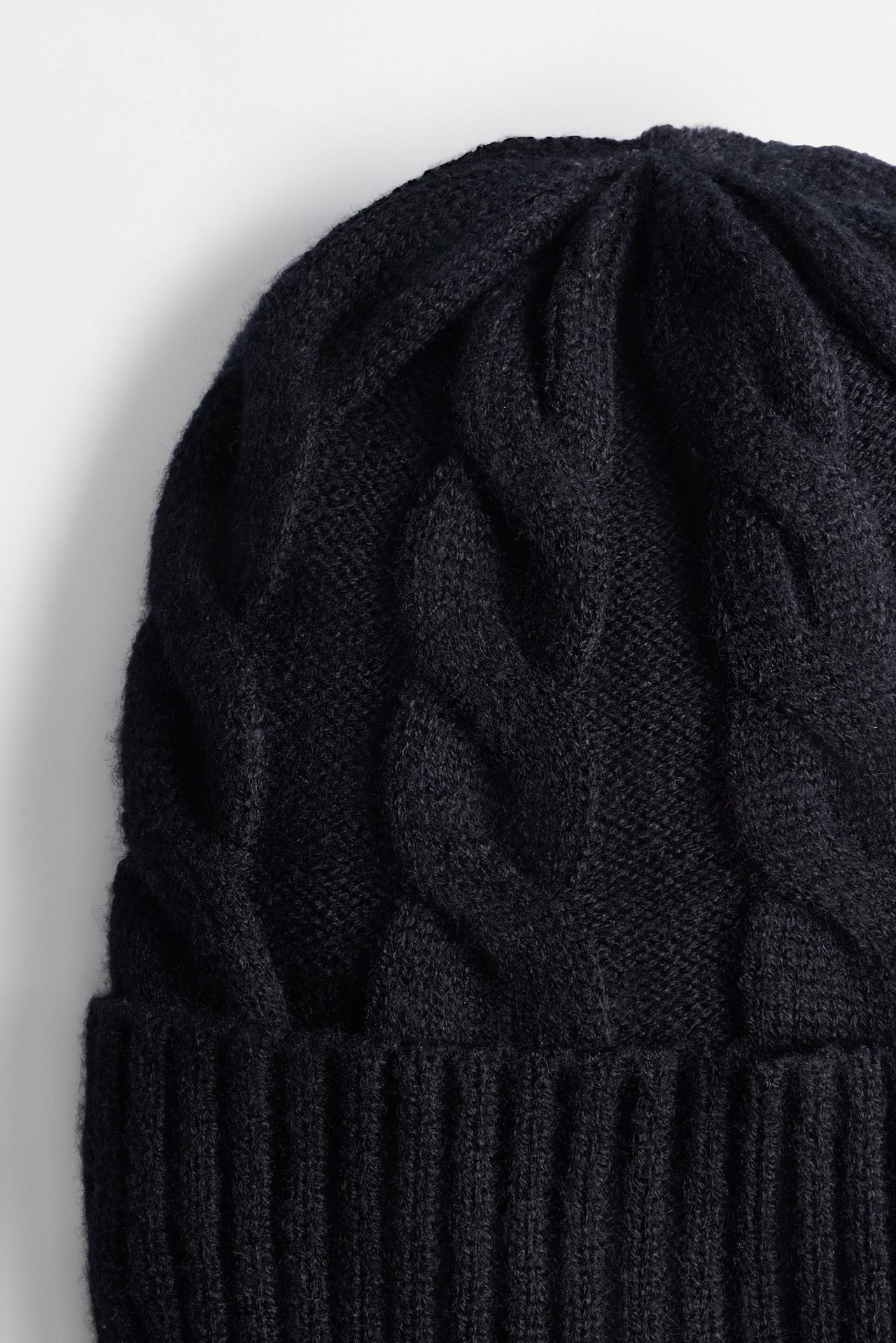 Cable-knit beanie — BLACK