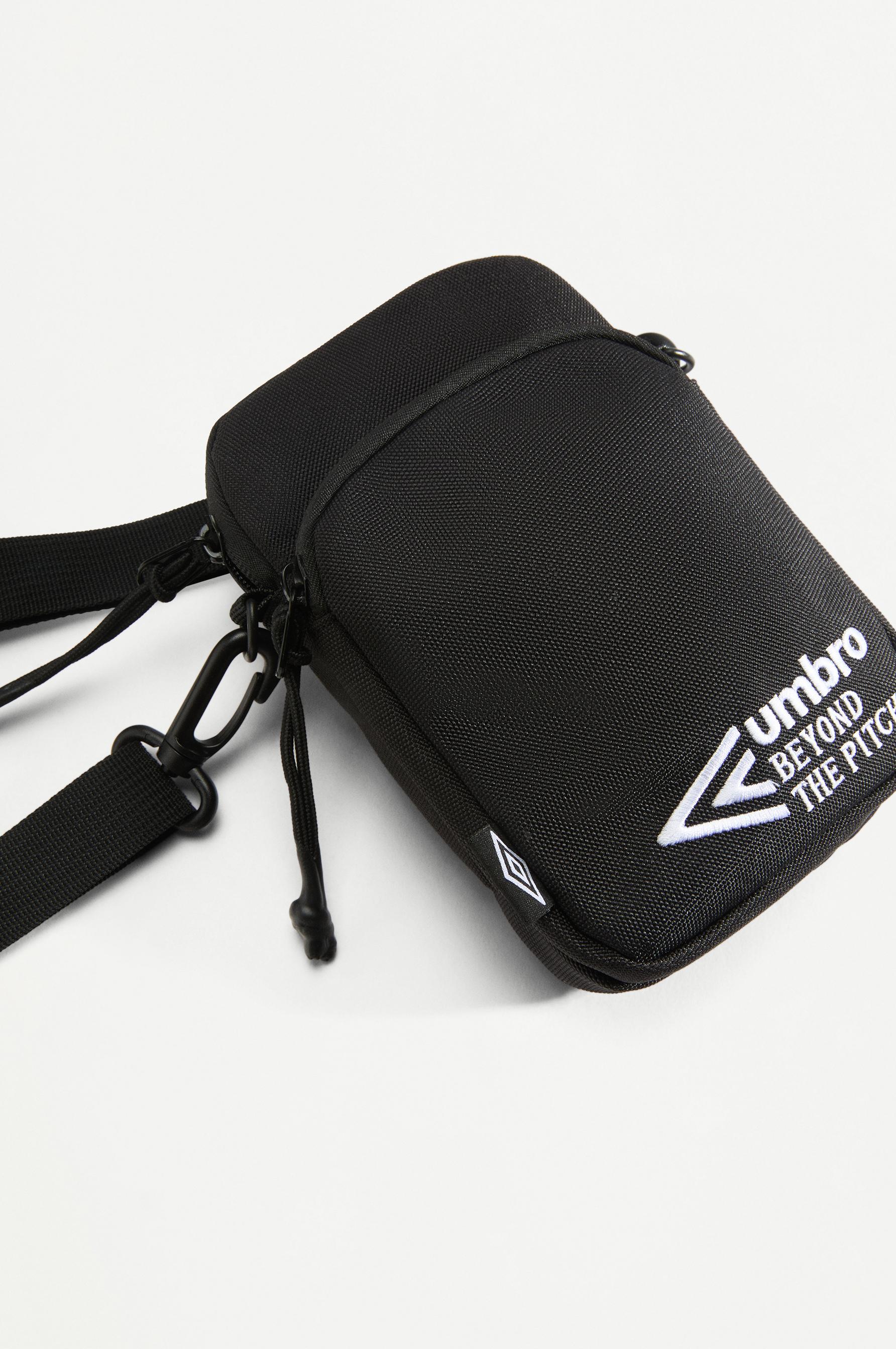 Umbro Beyond the Pitch shoulder bag — BLACK