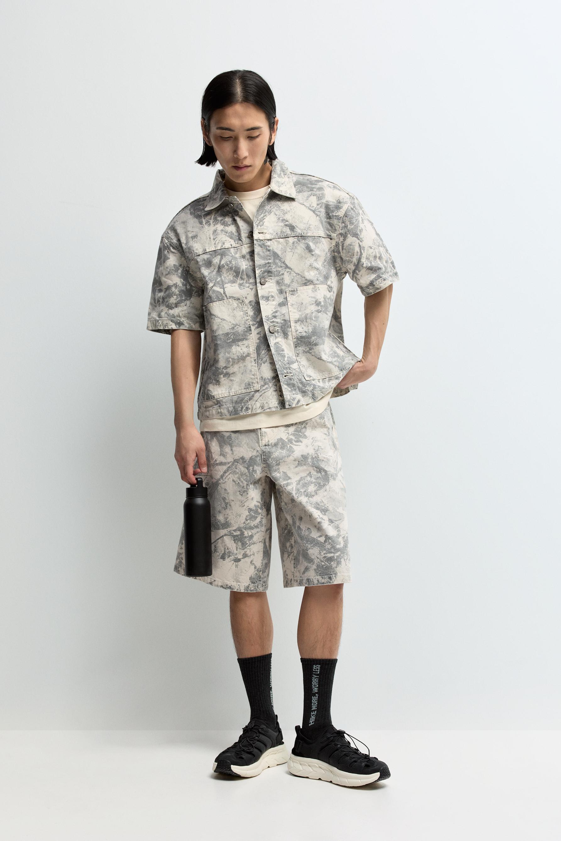 Bermuda denim estampado abstacto