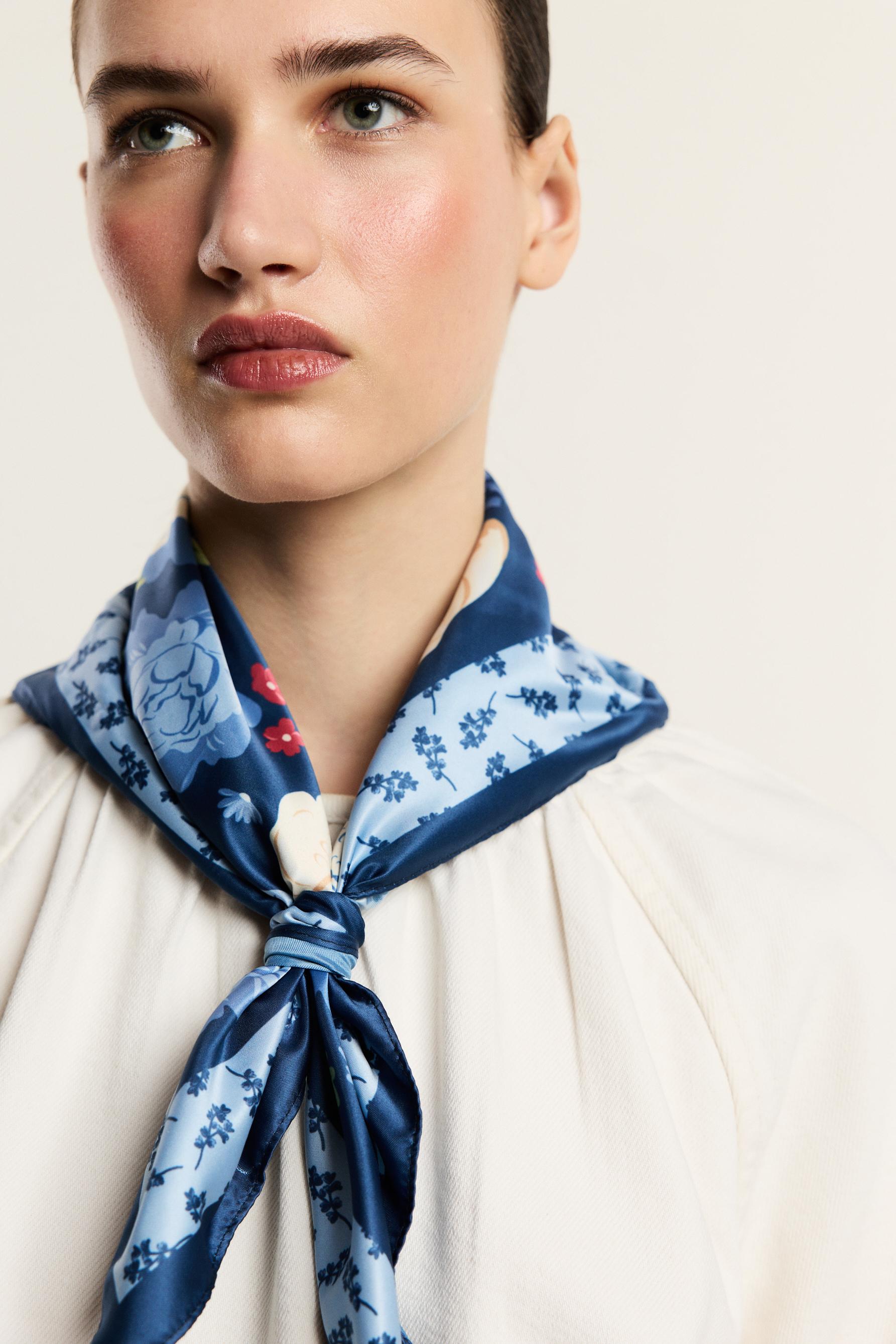 Pañuelo flores satén