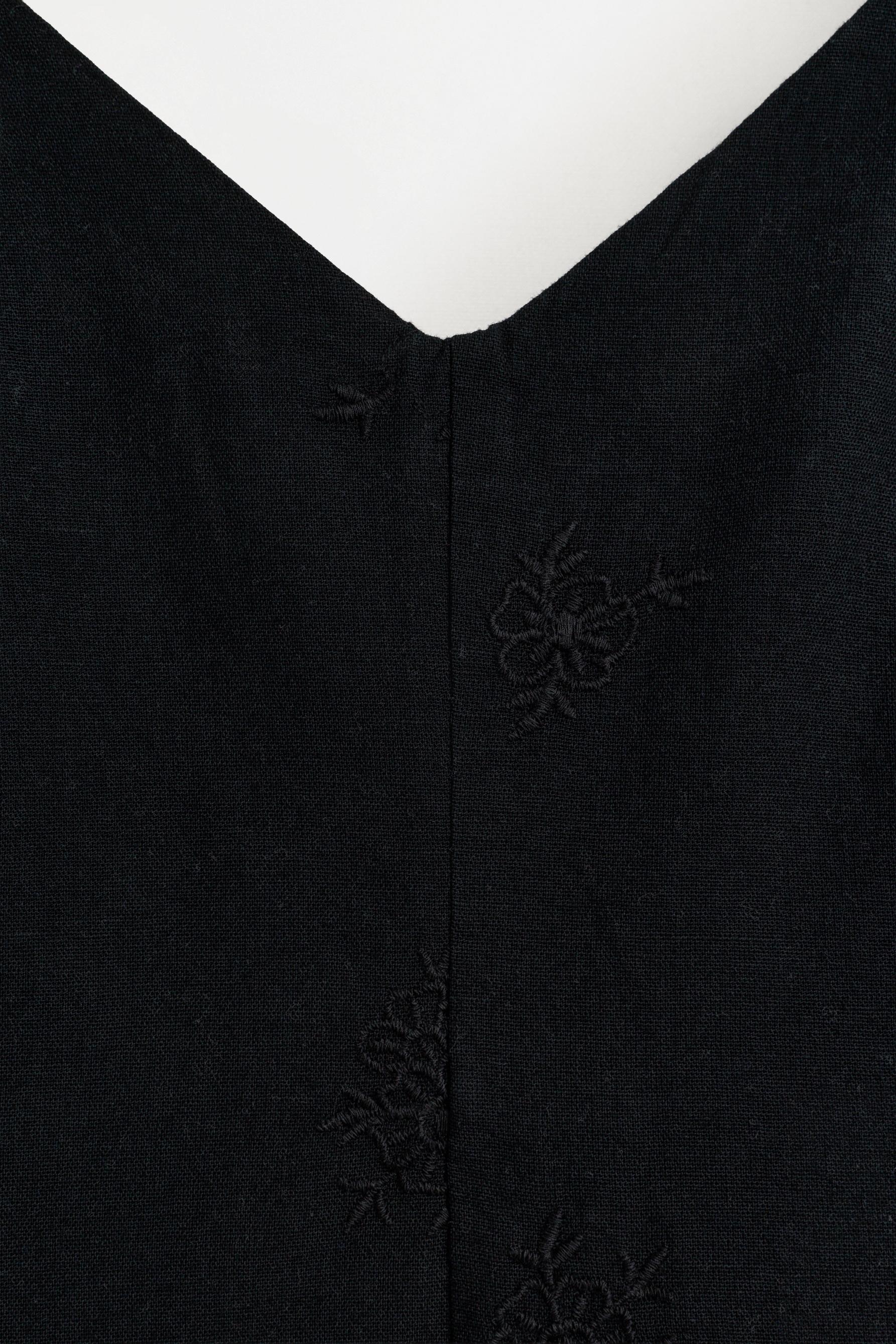 Embroidered short dress — BLACK