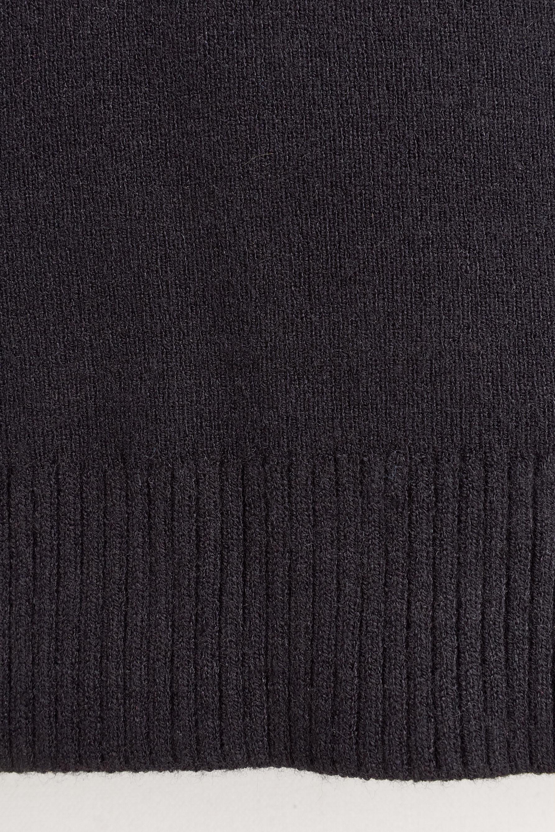 Roll neck sweater — BLACK