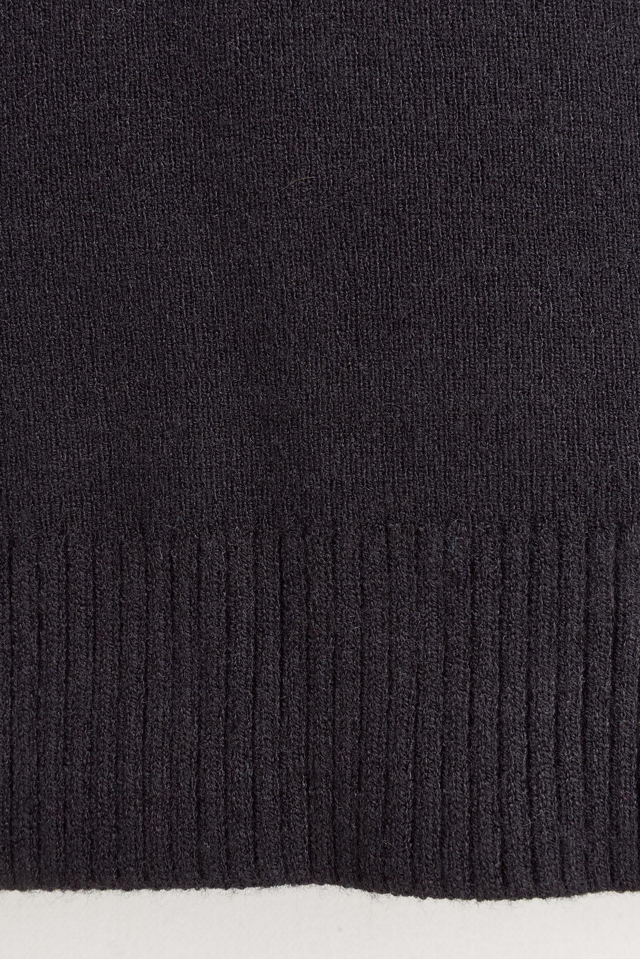 Roll neck sweater — BLACK