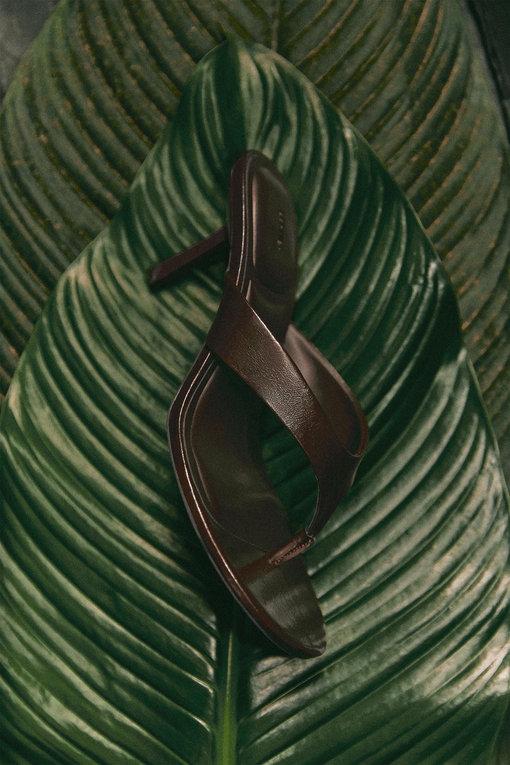 Thong heeled sandals — BROWN