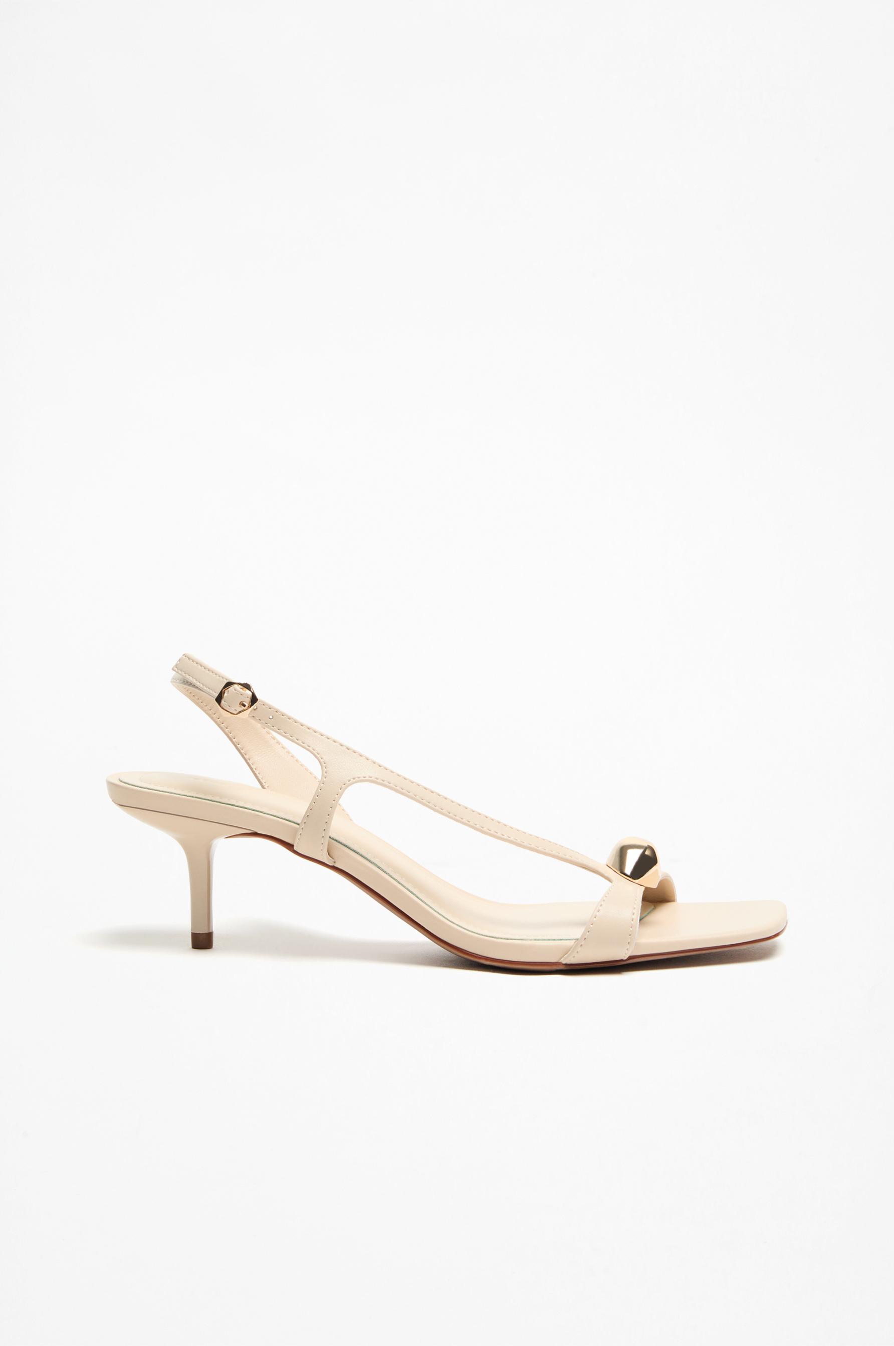 Sandalia tacón detalle metálico