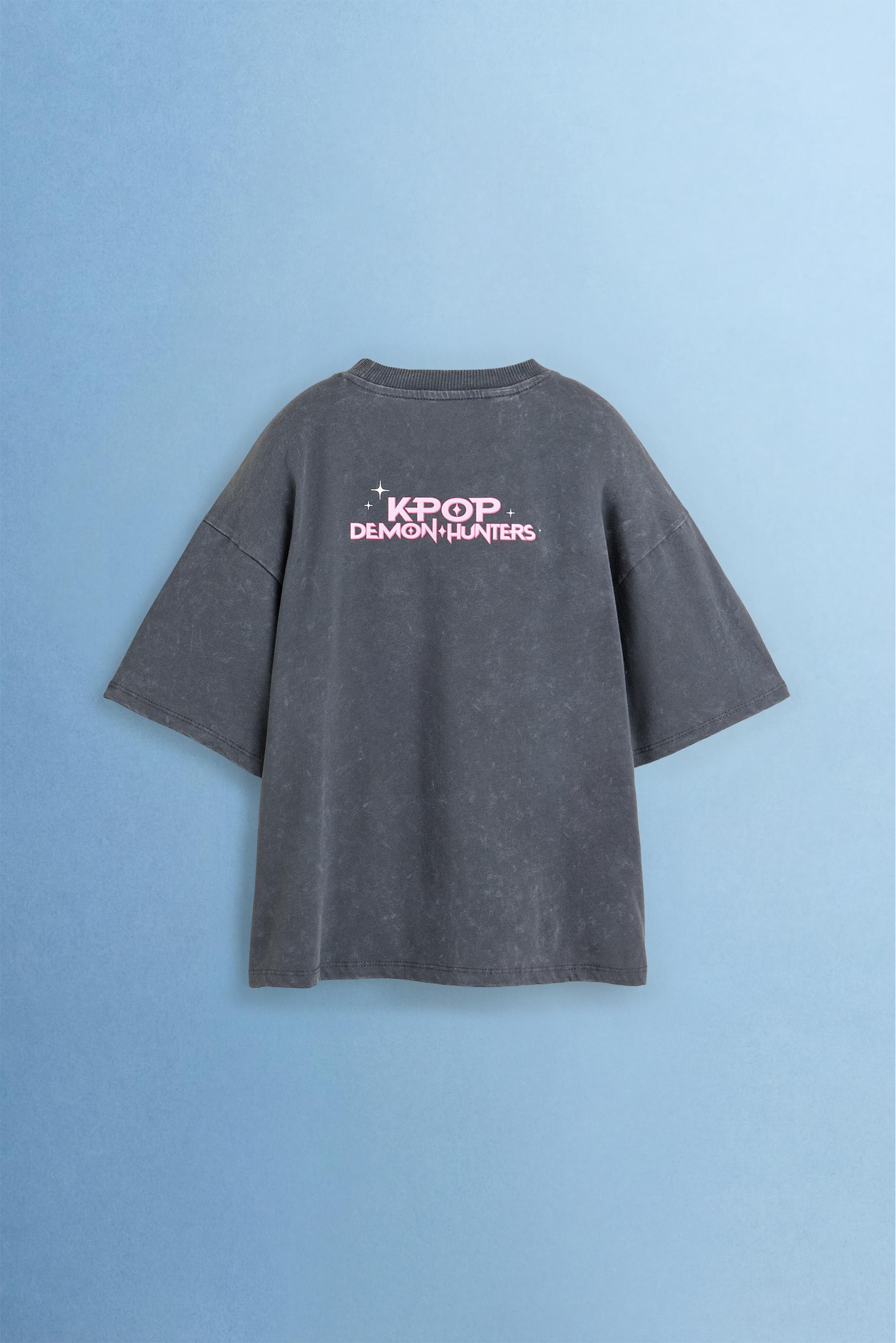 Huntrix K-Pop Demon Hunters™/© Netflix back text T-shirt — ANTHRACITE GREY