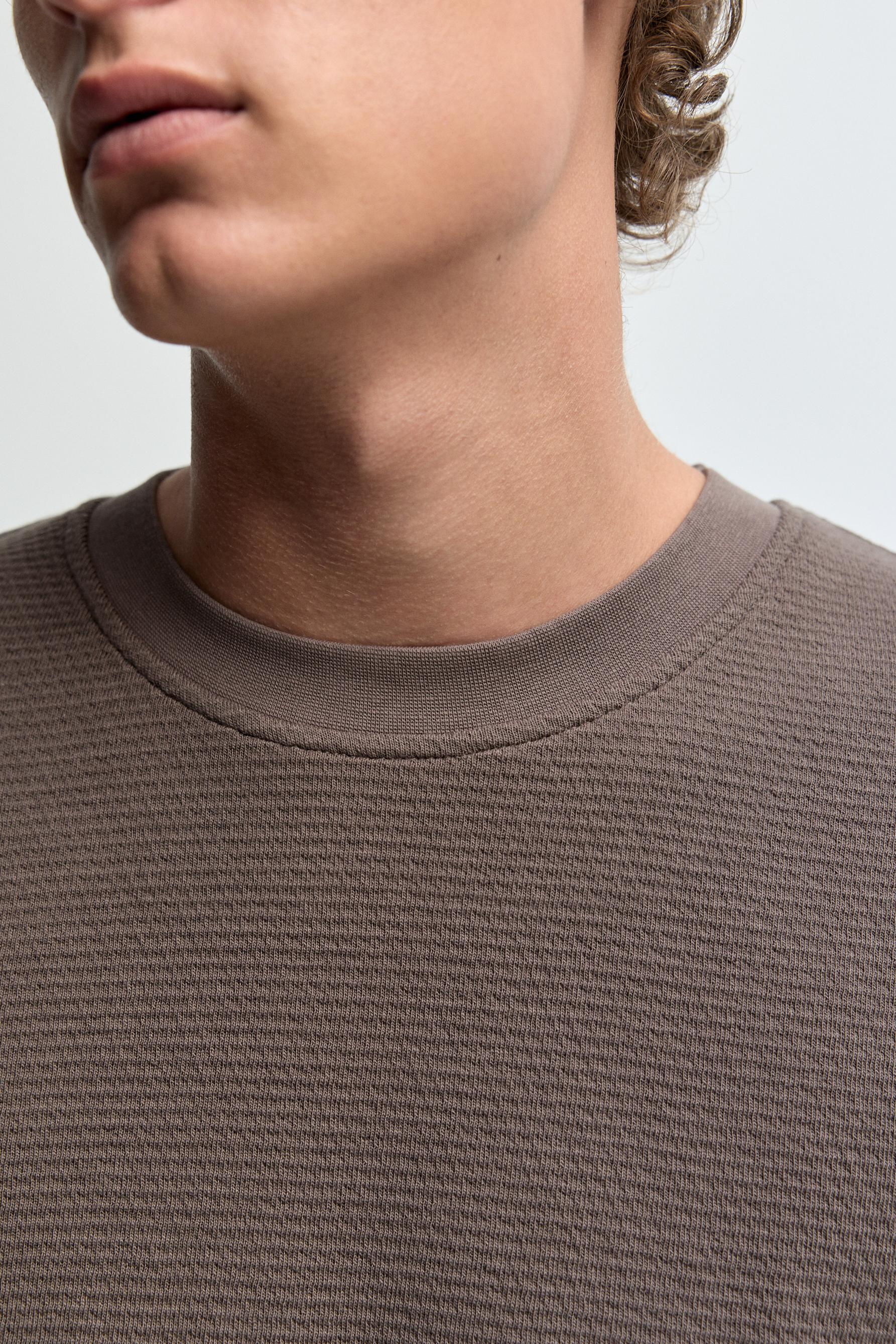 Waffle-knit textured T-shirt — TAUPE BROWN