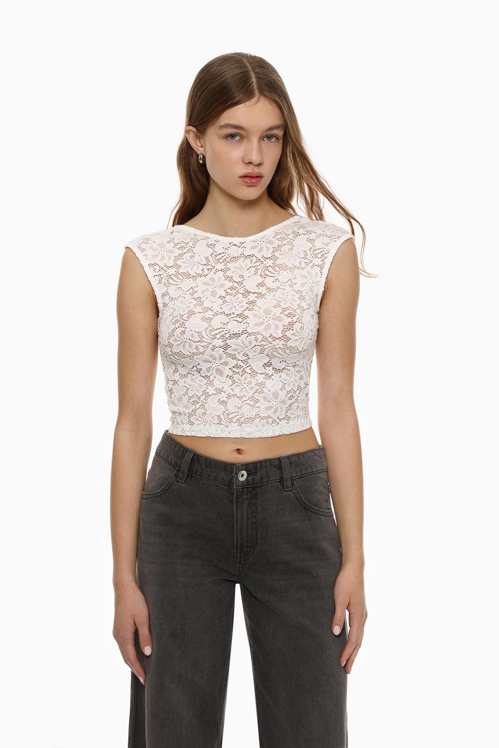 Sleeveless lace T-shirt