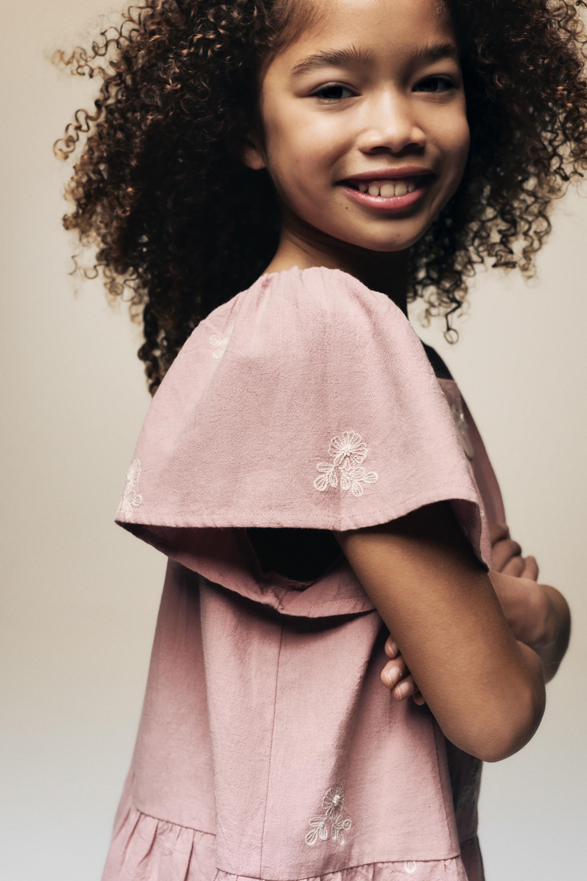 Vestido bordado con apliques