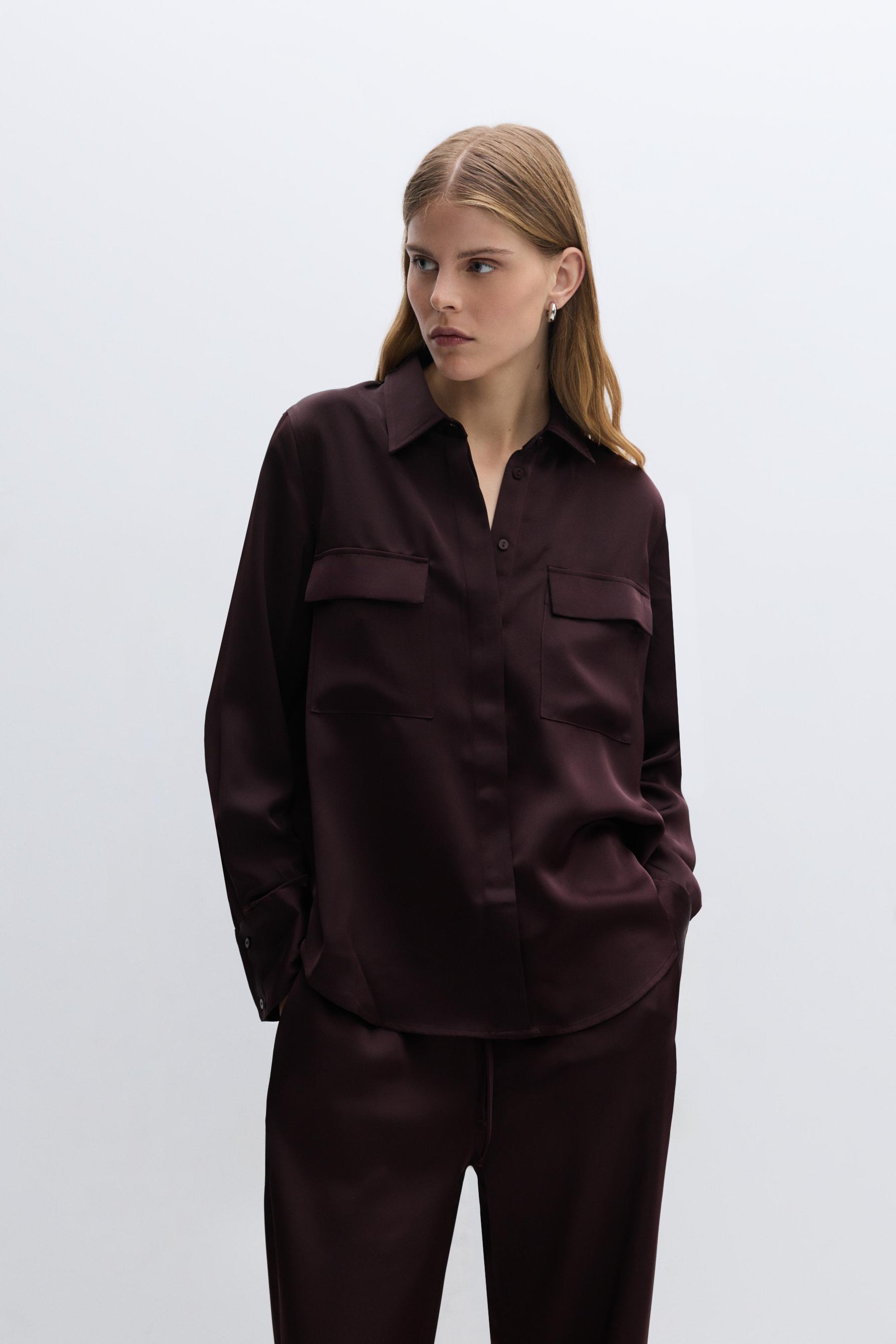 Camisa satinada bolsillos