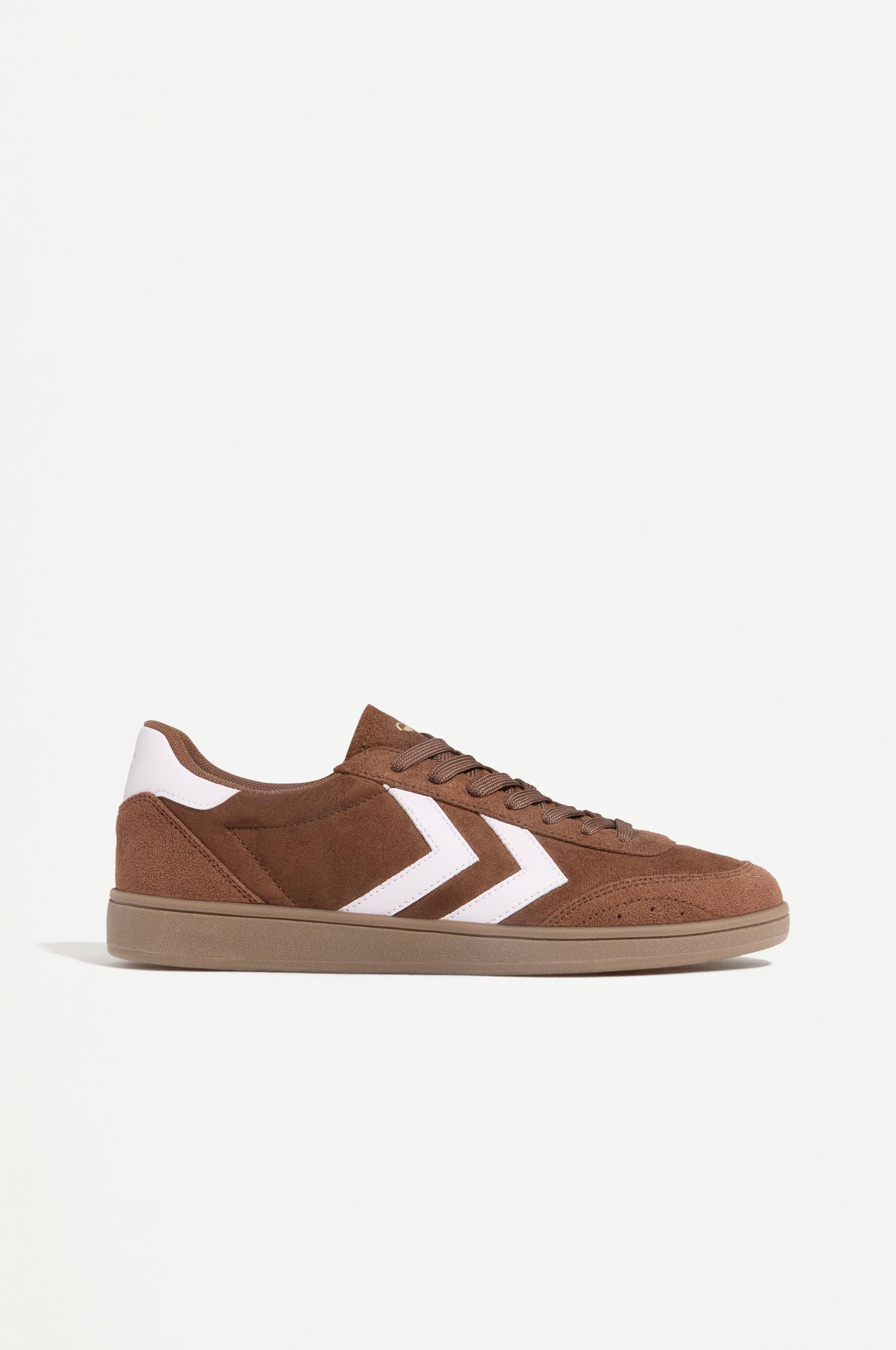 Hummel Sneakers — BROWN