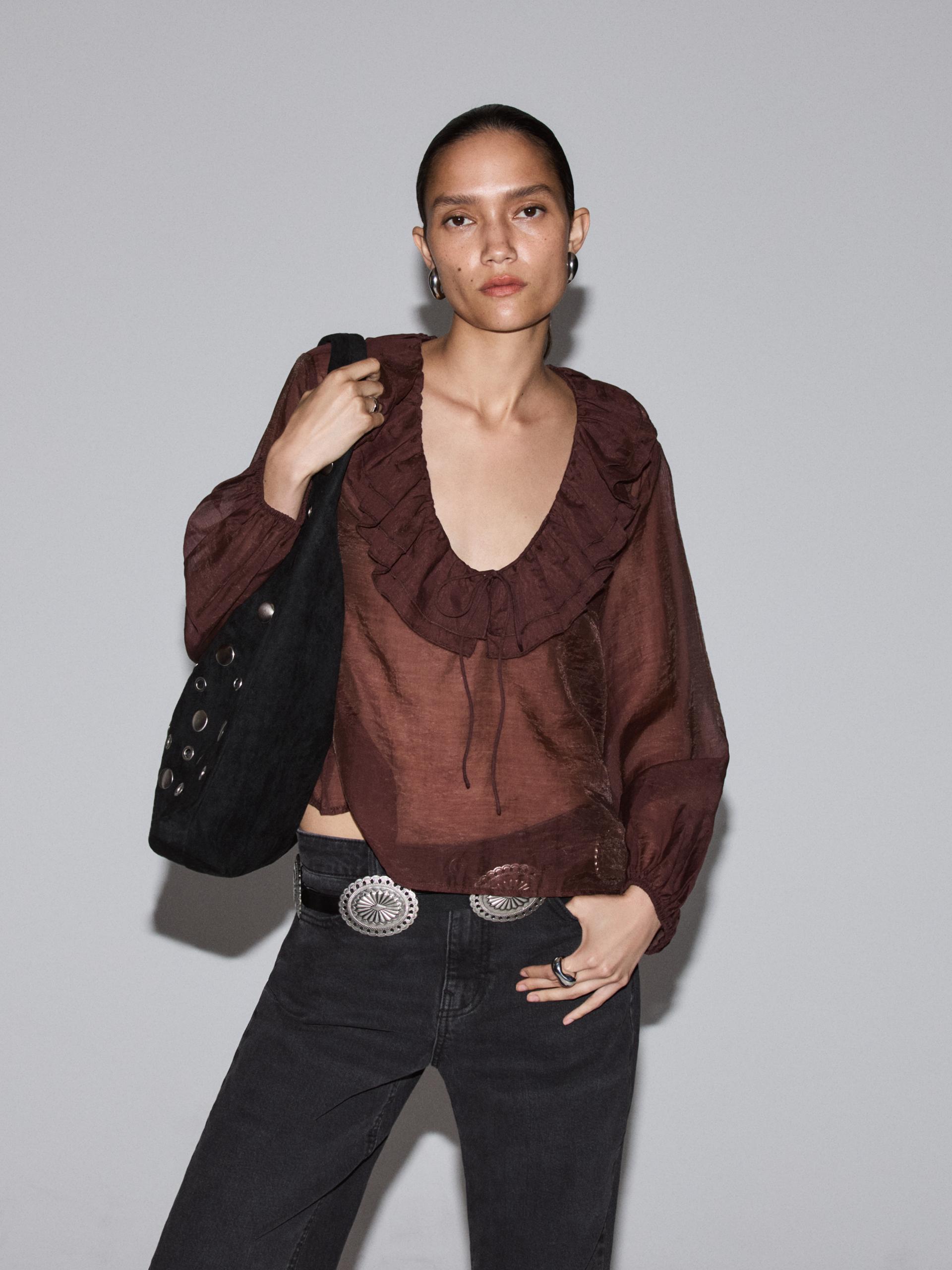 Blusa escote volante