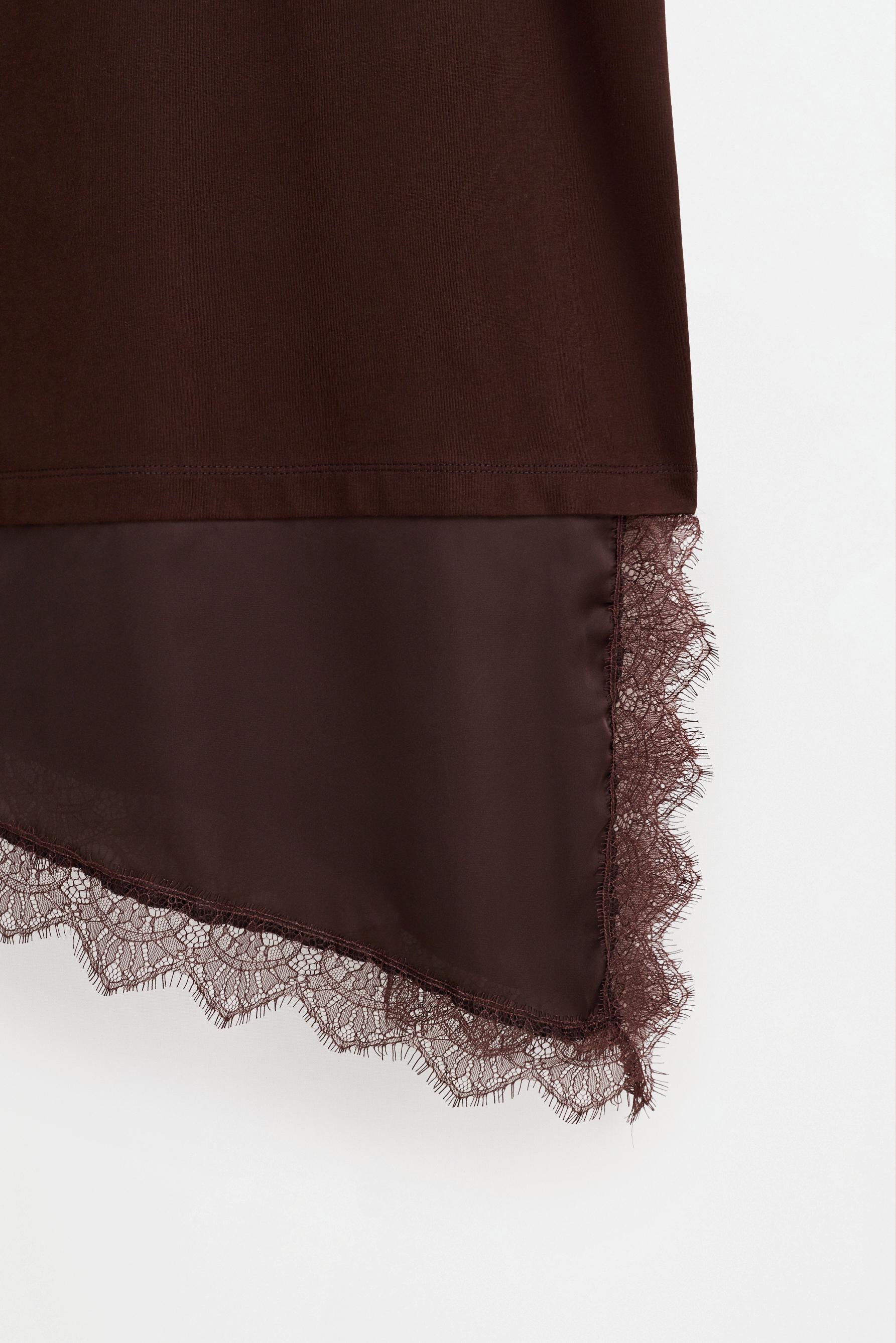 Lace hem T-shirt — BROWN
