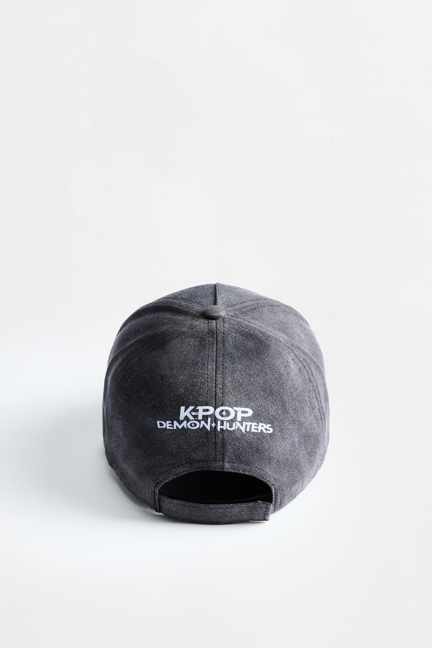 Huntrix K-Pop Demon Hunters™/© Netflix cap — BLACK/FUCHSIA
