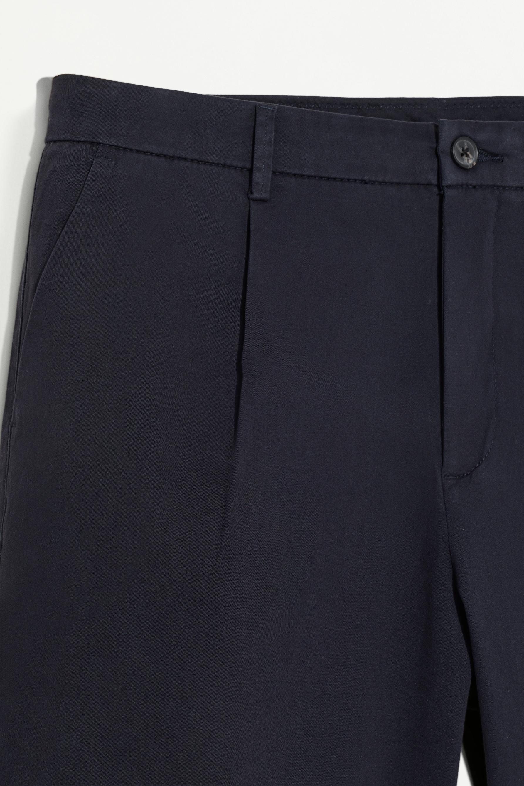 Pleated chino Bermuda shorts — NAVY BLUE
