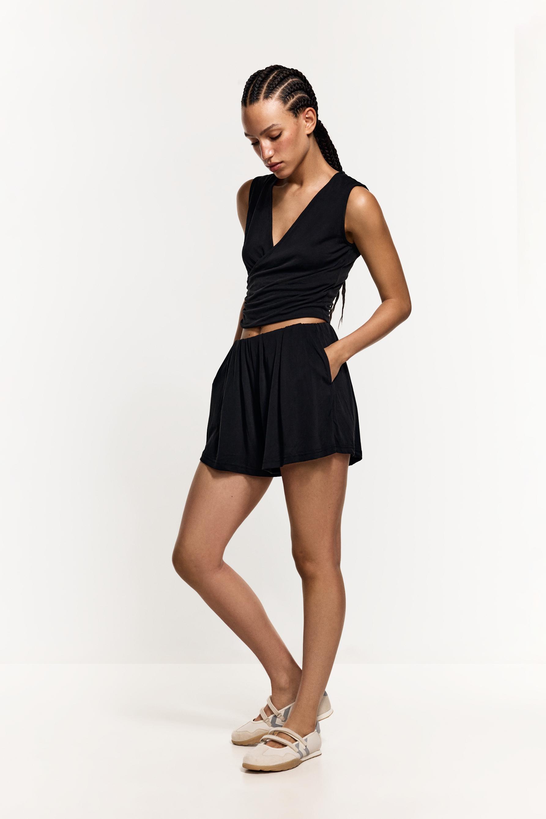 Crossover sports top — BLACK