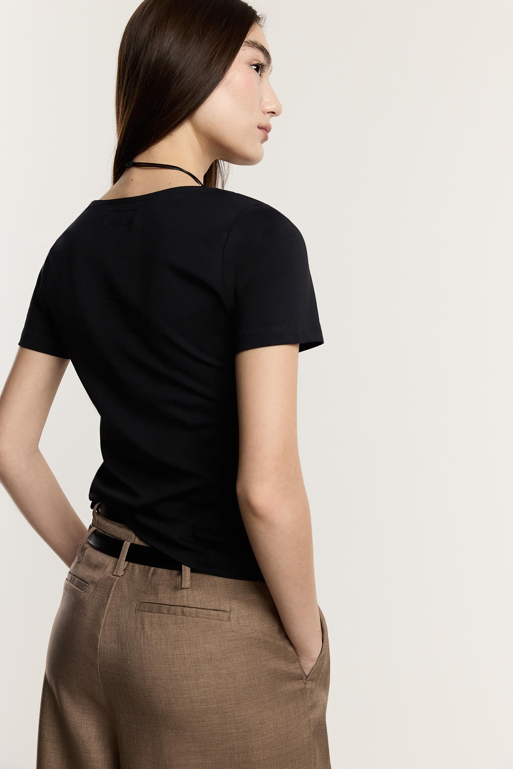 V-neck T-shirt — BLACK