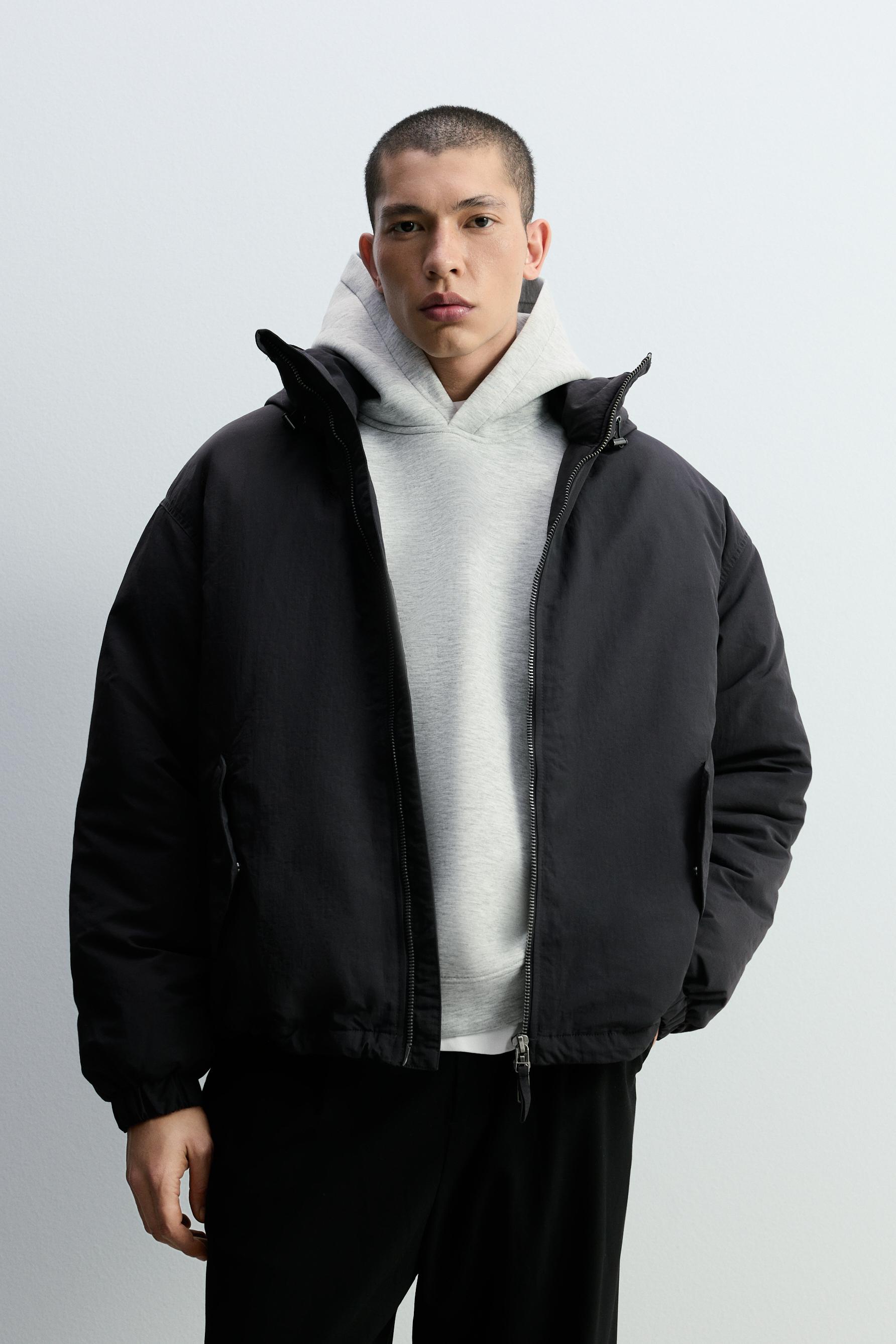 Cazadora acolchada cuello alto y capucha