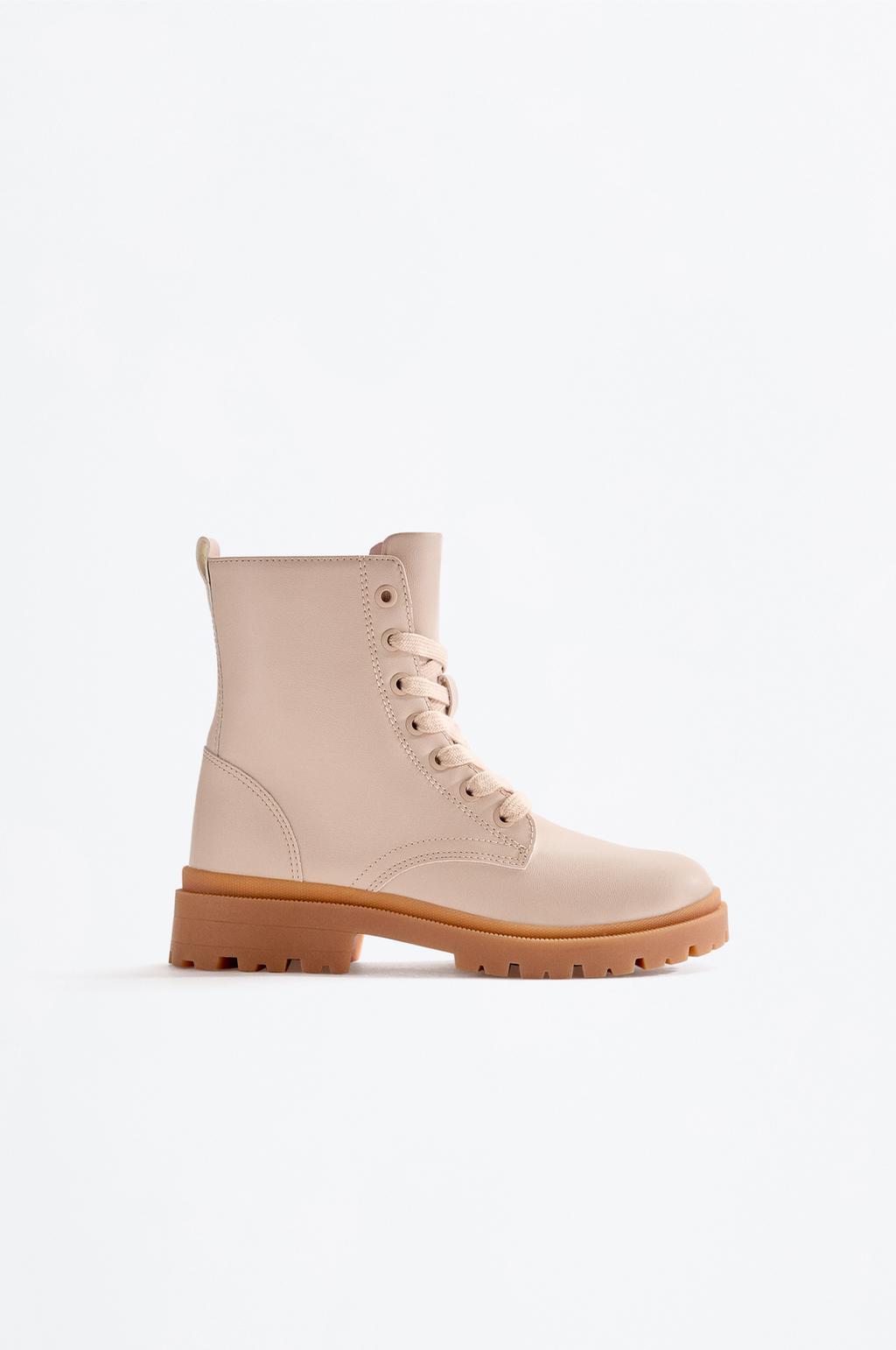 Bota acordonada