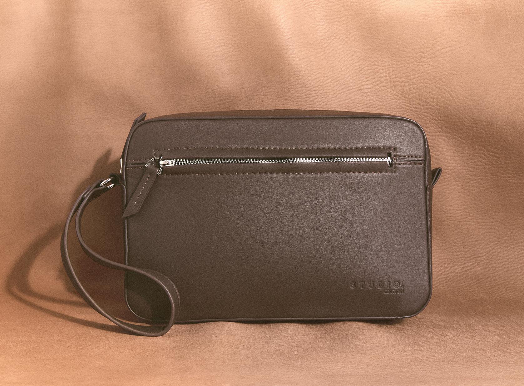 Smart toiletry bag — BROWN
