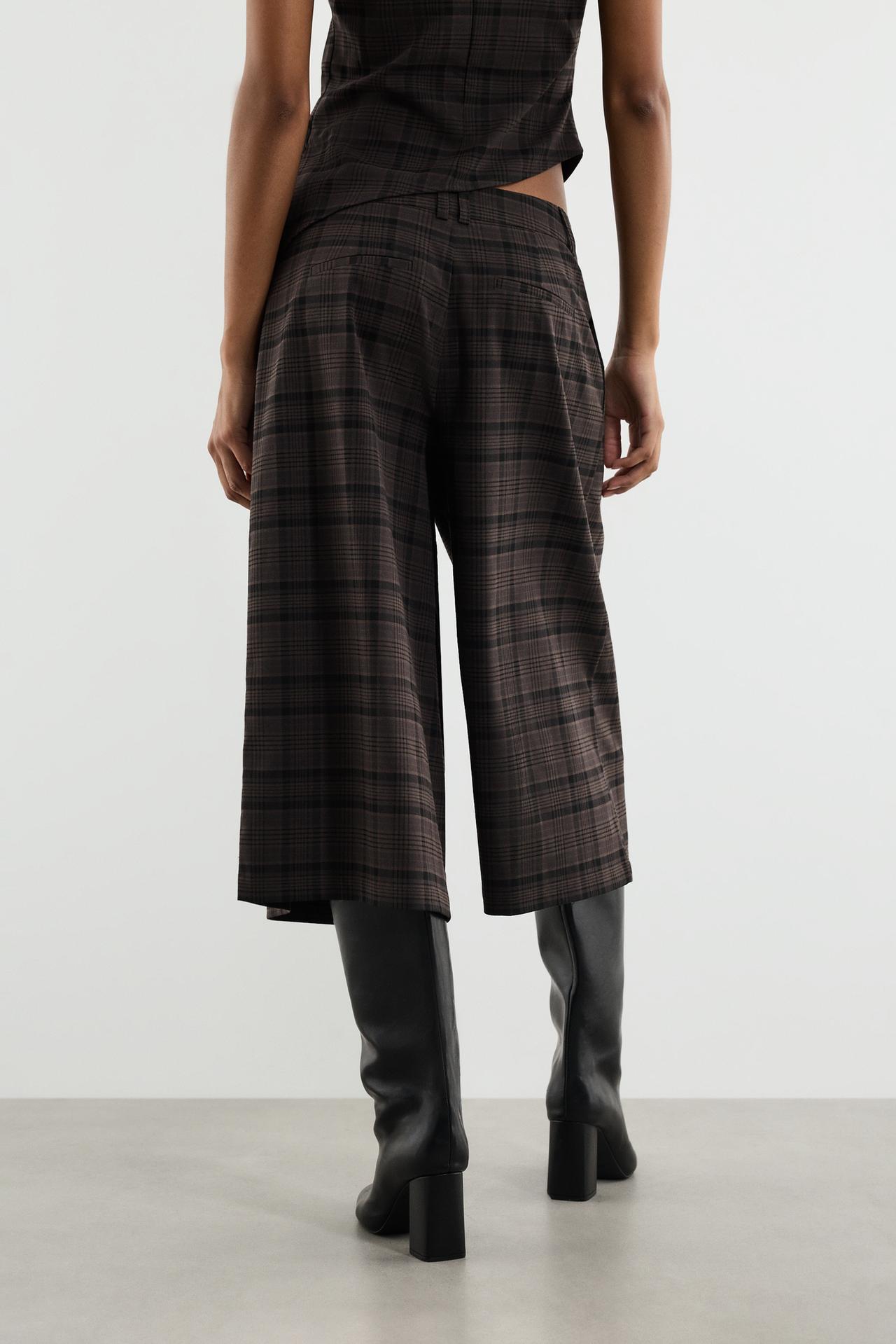 Pleated high-waist suede Bermuda shorts — GREY TONES
