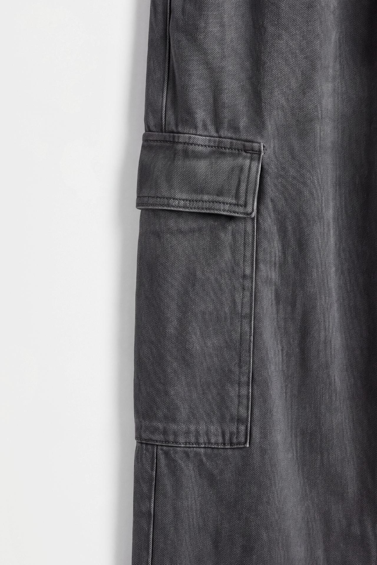 Loose-Fit Cargo Jogger Jeans — DARK GREY